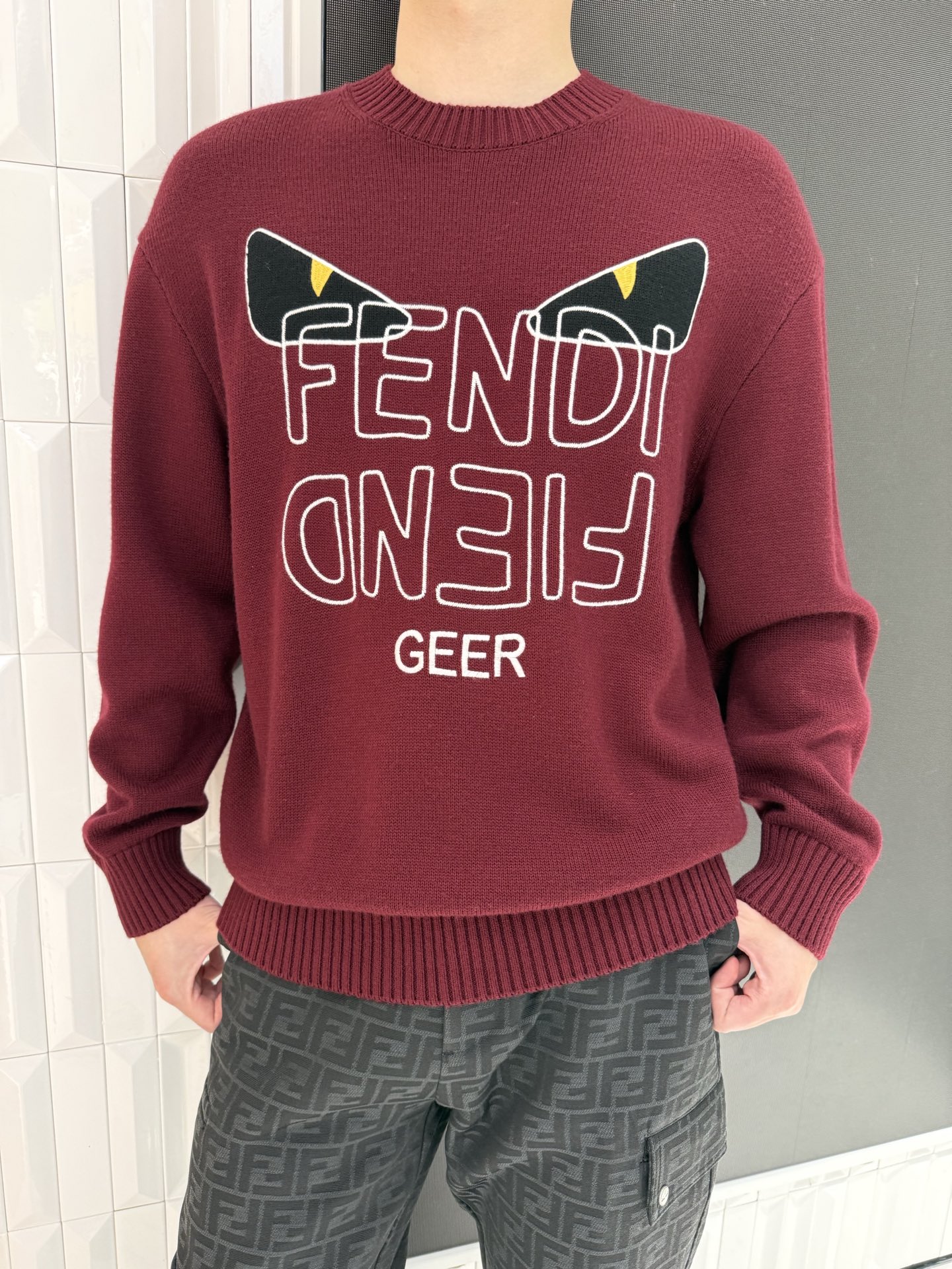 NO:731595,FENDI autumn and winter woolen sweaters, end-of-the-counter quality 1. Interesting pattern design, eye-catching personality, classic little monster eye print with letter line design, contrasting yellow and black colors, strong visual impact, breaking the monotony of solid color sweaters, full of street fashion, niche style. 2. Soft and waxy knitted fabric, skin-friendly and warm  Selected fine knitted yarn, soft and waxy to the touch without scratching the skin, good warmth retention, suitable for wearing alone or layered in autumn and winter, and you will not feel tight and uncomfortable after sitting for a long time. 3. Loose shoulder design, not picky about the figure. The loose cut of the shoulder accommodates various body shapes, corrects problems such as shoulder width and thick arms, creating a lazy and relaxed wearing atmosphere, which can be worn by boys and girls. 4. Basic round neck design, versatile and practical.  The classic round neck is suitable for various combinations. It can be worn with jeans, overalls, and casual pants. It can be worn in daily outings, dates, commuting, etc. Sizes 48-56 (model is 180cm tall and weighs 140cm, wearing size 50), fendi, jeans, sweaters,19860909FENDI秋冬羊毛衣,专柜尾货品质 1. 趣味图案设计,个性吸睛 经典小怪兽眼睛印花搭配字母线条设计,撞色黄黑视觉冲击力强,打破纯色毛衣的单调,街头潮感拉满,小众不撞款. 2. 软糯针织面料,亲肤保暖 精选细腻针织纱线,触感软糯不扎肤,保暖性佳,秋冬单穿或内搭都合适,久坐也不会有紧绷不适感. 3. 宽松落肩版型,不挑身材 落肩宽松剪裁包容各种身形,修饰肩宽、手臂粗等问题,打造慵懒松弛的穿搭氛围,男生女生都能穿. 4. 基础圆领设计,百搭实穿 经典圆领适配各种搭配,可搭牛仔裤、工装裤、休闲裤,日常出街、约会、通勤等场景都能hold住. 48-56码（模特身高180体重140穿50码）,,fendi,jeans,sweaters,,Men's clothing