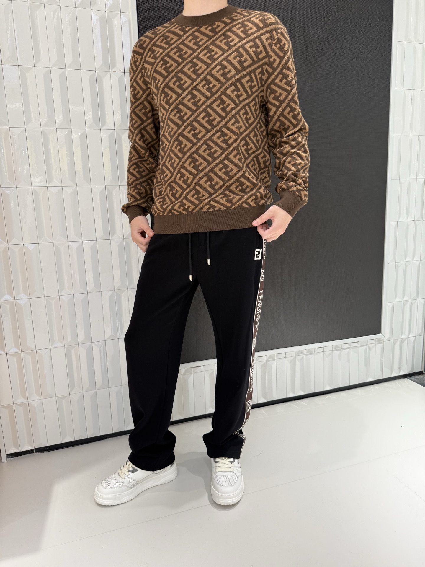 NO:691288,FENDI autumn and winter woolen sweaters, exclusive counter quality 1. All-over presbyopia pattern, full of high-end feel. Classic twill all-over presbyopia design, brown and brown color combination, full of retro light luxury texture, highly recognizable, easy to wear big-name style, bid farewell to monotonous outfits. 2. Delicate knitted fabric, skin-friendly and warm  Selecting high-quality knitted yarn, it feels soft and delicate without scratching the skin, and has excellent warmth retention. It is suitable for wearing alone or layered with a suit or coat in autumn and winter, taking into account both comfort and style. 3. Loose fit, not picky about body shape. Moderately loose tailoring accommodates various body shapes, modifies the lines of shoulders, back and waist and abdomen, and has no sense of restraint when worn. It can be used in daily casual and light business scenes. 4. Classic round neck design, versatile and practical to wear.  The basic round neck is suitable for a variety of combinations. It can be worn with casual pants, jeans, and trousers. It is neat when worn alone or layered for a more layered look. It has strong plasticity for all seasons. Size 48-56 (the model is 180cm tall and weighs 140kg and wears size 50),,fendi,jeans,business suit,19860909FENDI秋冬羊毛衫,专柜尾货品质 1. 满印老花图案,高级感拉满 经典斜纹老花满印设计,棕咖色系搭配尽显复古轻奢质感,辨识度高,轻松穿出大牌范儿,告别单调穿搭. 2. 细腻针织面料,亲肤保暖 甄选优质针织纱线,触感柔软细腻不扎肤,保暖性优异,秋冬单穿或内搭西装、大衣都合适,兼顾舒适与造型. 3. 宽松合身版型,不挑身材 适度宽松剪裁包容各种身形,修饰肩背与腰腹线条,穿着无束缚感,日常休闲、轻商务场景都能驾驭. 4. 经典圆领设计,百搭实穿 基础圆领适配多种搭配,可搭休闲裤、牛仔裤、西裤,单穿利落,叠穿更有层次感,四季穿搭可塑性强. 48-56码（模特身高180体重140斤穿50码）,,fendi,jeans,business suit,,Men's clothing