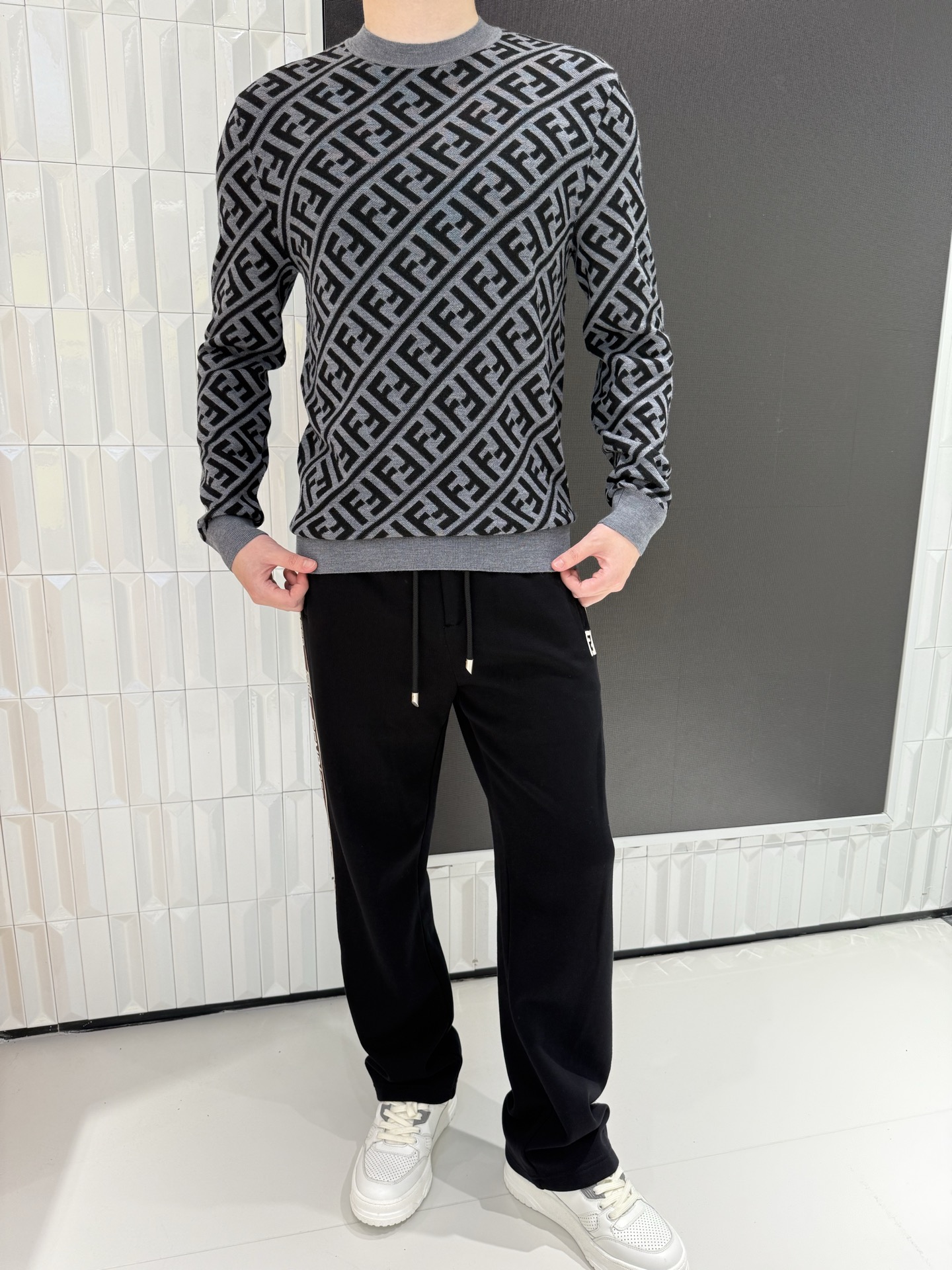 NO:691294,FENDI autumn and winter woolen sweaters, exclusive counter quality 1. All-over presbyopia pattern, full of high-end feel. Classic twill all-over presbyopia design, brown and brown color combination, full of retro light luxury texture, highly recognizable, easy to wear big-name style, bid farewell to monotonous outfits. 2. Delicate knitted fabric, skin-friendly and warm  Selecting high-quality knitted yarn, it feels soft and delicate without scratching the skin, and has excellent warmth retention. It is suitable for wearing alone or layered with a suit or coat in autumn and winter, taking into account both comfort and style. 3. Loose fit, not picky about body shape. Moderately loose tailoring accommodates various body shapes, modifies the lines of shoulders, back and waist and abdomen, and has no sense of restraint when worn. It can be used in daily casual and light business scenes. 4. Classic round neck design, versatile and practical to wear.  The basic round neck is suitable for a variety of combinations. It can be worn with casual pants, jeans, and trousers. It is neat when worn alone or layered for a more layered look. It has strong plasticity for all seasons. Size 48-56 (the model is 180cm tall and weighs 140kg and wears size 50),,fendi,jeans,business suit,19860909FENDI秋冬羊毛衫,专柜尾货品质 1. 满印老花图案,高级感拉满 经典斜纹老花满印设计,棕咖色系搭配尽显复古轻奢质感,辨识度高,轻松穿出大牌范儿,告别单调穿搭. 2. 细腻针织面料,亲肤保暖 甄选优质针织纱线,触感柔软细腻不扎肤,保暖性优异,秋冬单穿或内搭西装、大衣都合适,兼顾舒适与造型. 3. 宽松合身版型,不挑身材 适度宽松剪裁包容各种身形,修饰肩背与腰腹线条,穿着无束缚感,日常休闲、轻商务场景都能驾驭. 4. 经典圆领设计,百搭实穿 基础圆领适配多种搭配,可搭休闲裤、牛仔裤、西裤,单穿利落,叠穿更有层次感,四季穿搭可塑性强. 48-56码（模特身高180体重140斤穿50码）,,fendi,jeans,business suit,,Men's clothing