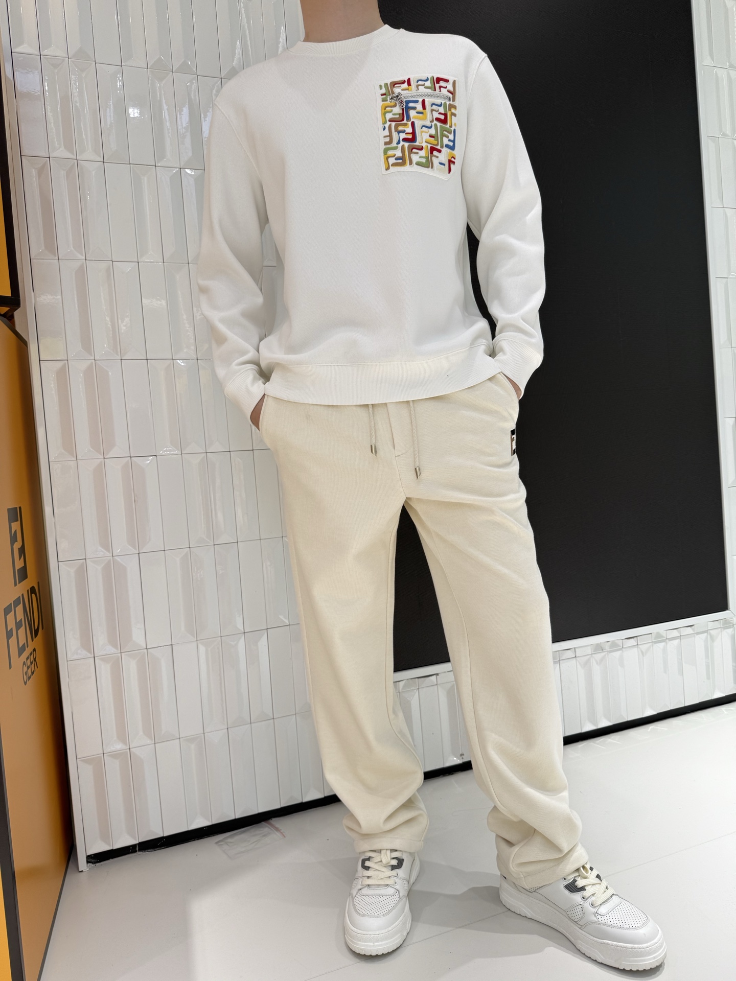 NO:691283,FENDI sweatshirt, exclusive product quality at the counter. 1. Colorful embroidered patch design, eye-catching personality. Colorful presbyopic embroidered patch on the chest with zipper decoration, contrasting color visual effect, breaking the monotony of pure white sweatshirt. The details are trendy and niche. 2. Waffle texture fabric, breathable and comfortable. It is made of waffle texture fabric, which is soft and elastic to the touch, breathable and not sweaty. It is skin-friendly when worn daily and will not feel stuffy when sitting for a long time.  3. Loose fitting style, not picky about body shape. Moderately loose tailoring accommodates various body shapes, modifies the lines of shoulders, back, waist and abdomen, creating a lazy and relaxed wearing atmosphere, which can be worn by boys and girls. 4. Classic round neck design, versatile and practical. The basic round neck is suitable for a variety of combinations, and can be worn with casual pants, jeans, and overalls. It is neat to wear alone, and layered with jackets for a more layered look. It is suitable for daily outings and commuting.  Size 48-56 (the model is 180cm tall and weighs 140kg and wears size 50), fendi, hoodie, sweatshirts, jeans, jackets & coats,19860909FENDI卫衣,专柜尾货品质 1. 彩色刺绣贴布设计,个性吸睛 胸前彩色老花刺绣贴布搭配拉链装饰,撞色视觉效果亮眼,打破纯白卫衣的单调,细节处尽显潮流感,小众不撞款. 2. 华夫格纹理面料,透气舒适 采用华夫格肌理面料,触感柔软有弹性,透气不闷汗,日常穿着亲肤自在,久坐也不会有闷热感. 3. 宽松合身版型,不挑身材 适度宽松剪裁包容各种身形,修饰肩背与腰腹线条,打造慵懒松弛的穿搭氛围,男生女生都能穿. 4. 经典圆领设计,百搭实穿 基础圆领适配多种搭配,可搭休闲裤、牛仔裤、工装裤,单穿利落,叠穿外套更有层次感,日常出街、通勤都适配. 48-56码（模特身高180体重140斤穿50码）,,fendi,hoodie,sweatshirts,jeans,jackets & coats,,Men's clothing