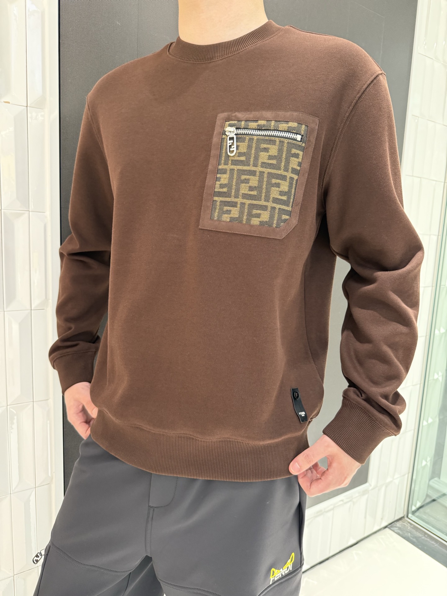 NO:691287,FENDI sweatshirt, exclusive product quality at the counter. 1. Colorful embroidered patch design, eye-catching personality. Colorful presbyopic embroidered patch on the chest with zipper decoration, contrasting color visual effect, breaking the monotony of pure white sweatshirt. The details are trendy and niche. 2. Waffle texture fabric, breathable and comfortable. It is made of waffle texture fabric, which is soft and elastic to the touch, breathable and not sweaty. It is skin-friendly when worn daily and will not feel stuffy when sitting for a long time.  3. Loose fitting style, not picky about body shape. Moderately loose tailoring accommodates various body shapes, modifies the lines of shoulders, back, waist and abdomen, creating a lazy and relaxed wearing atmosphere, which can be worn by boys and girls. 4. Classic round neck design, versatile and practical. The basic round neck is suitable for a variety of combinations, and can be worn with casual pants, jeans, and overalls. It is neat to wear alone, and layered with jackets for a more layered look. It is suitable for daily outings and commuting.  Size 48-56 (the model is 180cm tall and weighs 140kg and wears size 50), fendi, hoodie, sweatshirts, jeans, jackets & coats,19860909FENDI卫衣,专柜尾货品质 1. 彩色刺绣贴布设计,个性吸睛 胸前彩色老花刺绣贴布搭配拉链装饰,撞色视觉效果亮眼,打破纯白卫衣的单调,细节处尽显潮流感,小众不撞款. 2. 华夫格纹理面料,透气舒适 采用华夫格肌理面料,触感柔软有弹性,透气不闷汗,日常穿着亲肤自在,久坐也不会有闷热感. 3. 宽松合身版型,不挑身材 适度宽松剪裁包容各种身形,修饰肩背与腰腹线条,打造慵懒松弛的穿搭氛围,男生女生都能穿. 4. 经典圆领设计,百搭实穿 基础圆领适配多种搭配,可搭休闲裤、牛仔裤、工装裤,单穿利落,叠穿外套更有层次感,日常出街、通勤都适配. 48-56码（模特身高180体重140斤穿50码）,,fendi,hoodie,sweatshirts,jeans,jackets & coats,,Men's clothing