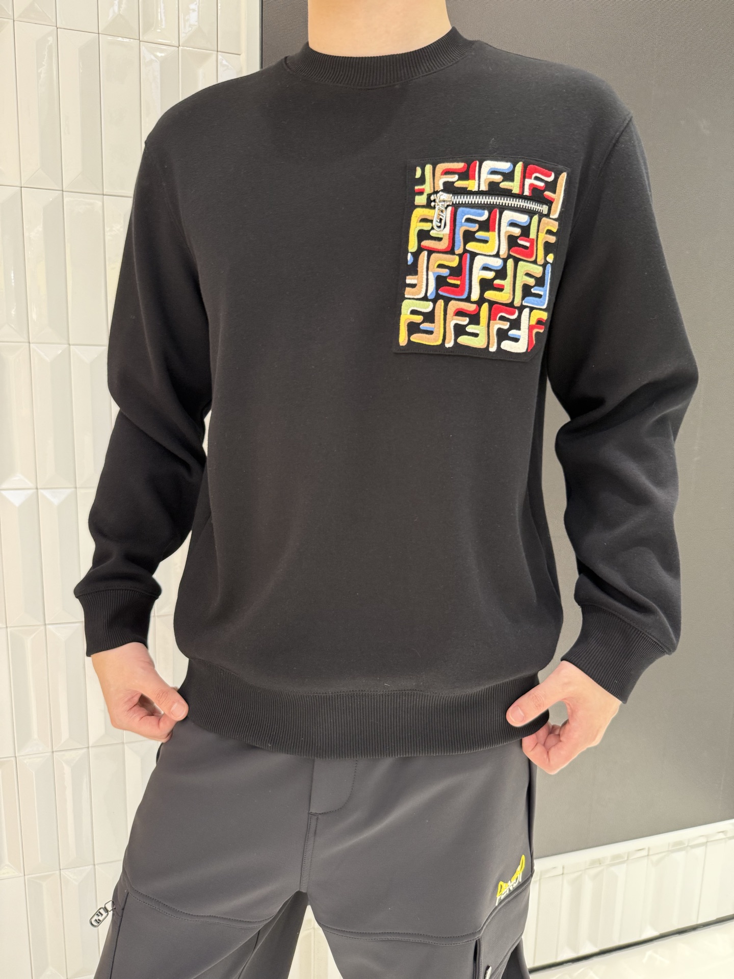 NO:691289,FENDI sweatshirt, exclusive quality at the counter. 1. Embroidered patch design, eye-catching personality. The contrasting color embroidery on the chest has a dazzling visual effect, breaking the monotony, and the details show a sense of fashion. It does not conflict with the niche. 2. Waffle texture fabric, breathable and comfortable. Made of waffle texture fabric, it is soft and elastic to the touch, breathable and not stuffy. It is comfortable and skin-friendly for daily wear, and you will not feel stuffy when sitting for a long time. 3. Loose fit, not flattering to your body shape.  The moderately loose cut accommodates various body shapes, modifies the lines of the shoulders, back and waist, creating a lazy and relaxed atmosphere, which can be worn by both boys and girls. 4. Classic round neck design, versatile and practical. The basic round neck is suitable for a variety of combinations, and can be worn with casual pants, jeans, and overalls. It is neat to wear alone, and layered with jackets for a more layered look. It is suitable for daily outings and commuting.  Size 48-56 (the model is 180cm tall and weighs 140kg and wears size 50), fendi, hoodie, sweatshirts, jeans, jackets & coats,19860909FENDI卫衣,专柜尾货品质 1. 刺绣贴布设计,个性吸睛 胸前刺绣撞色视觉效果亮眼,打破单调,细节处尽显潮流感,小众不撞款. 2. 华夫格纹理面料,透气舒适 采用华夫格肌理面料,触感柔软有弹性,透气不闷汗,日常穿着亲肤自在,久坐也不会有闷热感. 3. 宽松合身版型,不挑身材 适度宽松剪裁包容各种身形,修饰肩背与腰腹线条,打造慵懒松弛的穿搭氛围,男生女生都能穿. 4. 经典圆领设计,百搭实穿 基础圆领适配多种搭配,可搭休闲裤、牛仔裤、工装裤,单穿利落,叠穿外套更有层次感,日常出街、通勤都适配. 48-56码（模特身高180体重140斤穿50码）,,fendi,hoodie,sweatshirts,jeans,jackets & coats,,Men's clothing