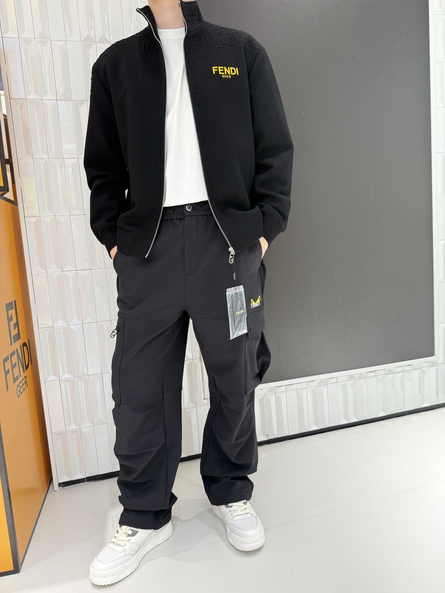 NO:712669,FENDI embossed jacket, exclusive counter quality!  The three-dimensional embossed presbyopia is super textured and full of low-key, light and luxurious style!  The waffle fabric is soft and soft, comfortable and crisp to wear~ The stand-up collar zipper design is super versatile and looks good worn inside or out!  The loose fit is not flattering on your figure, and can be easily held even by fat or thin people!  Size 48-56 (the model is 180cm tall and weighs 140kg and wears size 50),, fendi, jackets & coats,19860909FENDI压纹夹克,专柜尾货品质！ 立体压纹老花超有质感,低调轻奢范儿拉满！ 华夫格面料软乎乎的,穿起来舒服又挺括～ 立领拉链设计超百搭,内搭外穿都好看！ 宽松版型不挑身材,胖瘦都能轻松hold住！ 48-56码（模特身高180体重140斤穿50码）,,fendi,jackets & coats,,Men's clothing