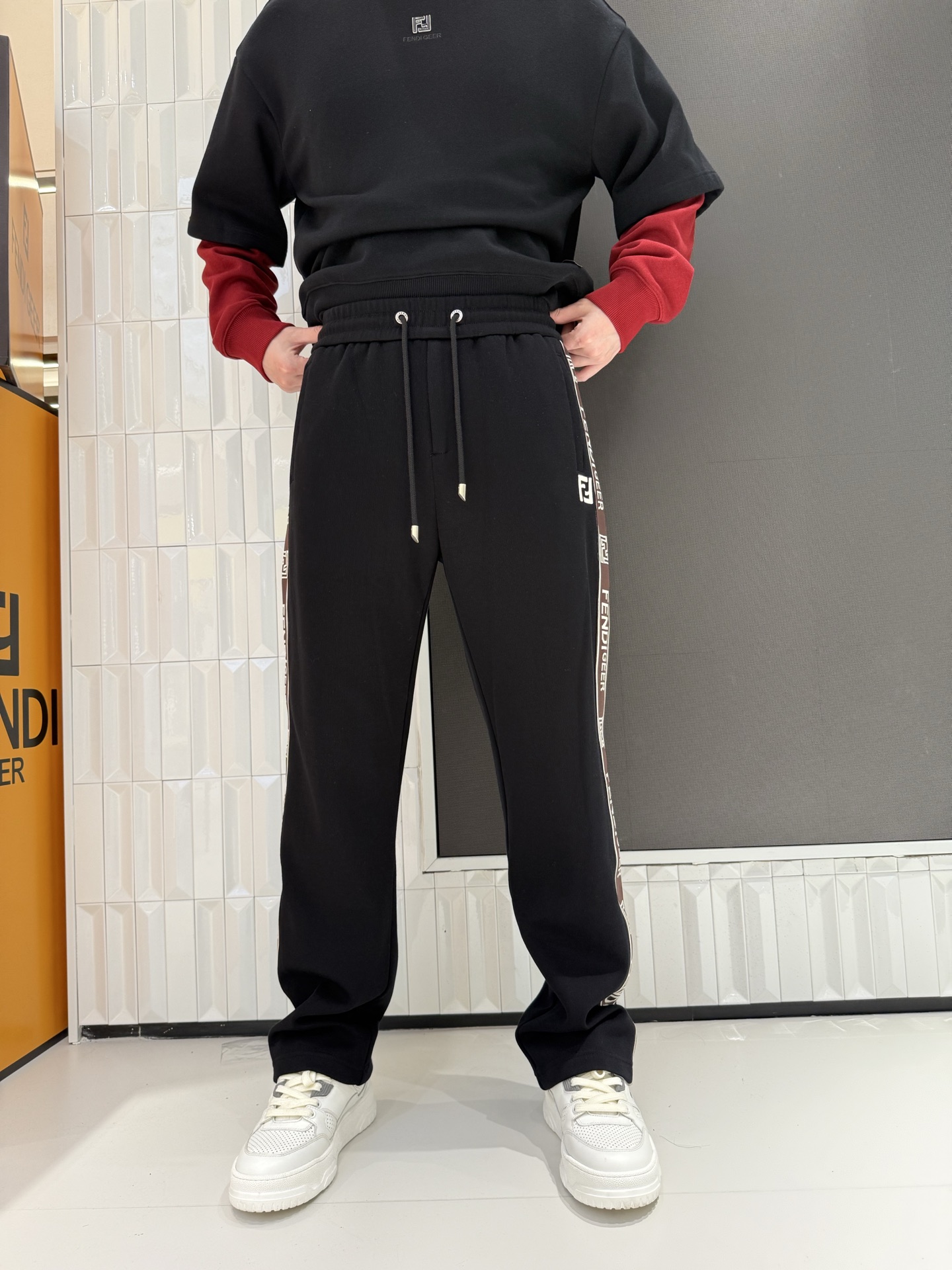 NO:712665,FENDI秋冬长裤,专柜尾货品质 The main color of these casual pants is black, with contrasting FENDIGEER webbing on the sides. It is visually recognizable and easily creates a street trend. It is made of high-elastic and skin-friendly cotton fabric, which is soft and breathable, and will not be stuffy after long-term wear. The loose straight version is friendly to all body types and can modify the shape of the legs while allowing movement without restraint. The drawstring waist design can be freely adjusted for elasticity, and the brand logo embroidery in the details adds texture. Whether it is daily commuting or casual outings, it is a versatile and eye-catching choice.  29-58 yards,,fendi,19860909FENDI秋冬长裤,专柜尾货品质 这款休闲裤以黑色为主调,搭配侧边咖白撞色的FENDIGEER织带,视觉上极具辨识度,轻松打造街头潮流感.采用高弹亲肤的棉质面料,柔软透气,久穿不闷；宽松直筒版型对各种身材都很友好,修饰腿型的同时活动无束缚.抽绳腰头设计可自由调节松紧,细节处的品牌标识刺绣更添质感,不管是日常通勤还是休闲出街,都是百搭又吸睛的选择. 29-58码,,fendi,,Men's clothing