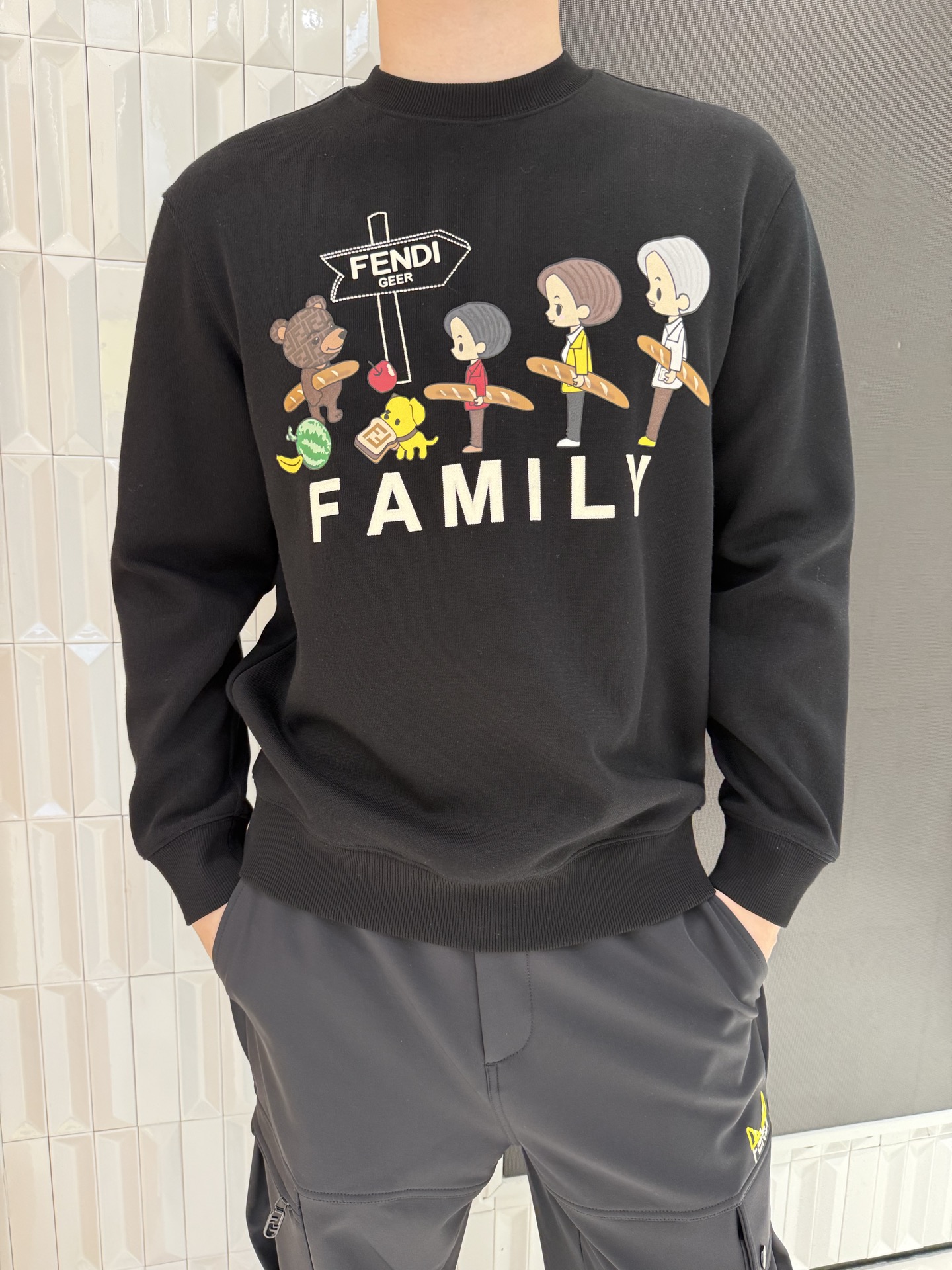 NO:728594,FenDI-high-end new sweatshirt!  Three-dimensional embroidery technology is used on the chest to present the brand logo and letters, with rich layers and high-end texture, breaking the monotony of solid-color sweatshirts; the classic round-neck style is suitable for all kinds of inner wear, and the ribbed design on the cuffs and hem enhances wearing comfort and neat styling.  Select soft and skin-friendly cotton-like fabrics, which have good warmth retention and breathability. They can be worn alone in spring and autumn or layered in winter to provide a comfortable wearing experience. They fit the skin without roughness. Size: 48-56 (model 180/140 wears 50, with Hong Kong Lane Crawford gift box packaging), fendi, hoodie, sweatshirts,19860909FenDI-高端新款卫衣！ 胸前采用立体刺绣工艺呈现品牌标识与字母,层次丰富且质感高级,打破纯色卫衣的单调感；经典圆领版型适配各类内搭,袖口与下摆的罗纹设计强化穿着舒适度与造型利落感. 甄选柔软亲肤的棉感面料,兼具良好的保暖性与透气性,春秋季单穿或冬季内搭都能提供舒适穿着体验,贴合肌肤无粗糙感.码数:48-56(模特180/140穿50,配香港连卡佛礼盒包装),,fendi,hoodie,sweatshirts,,Men's clothing