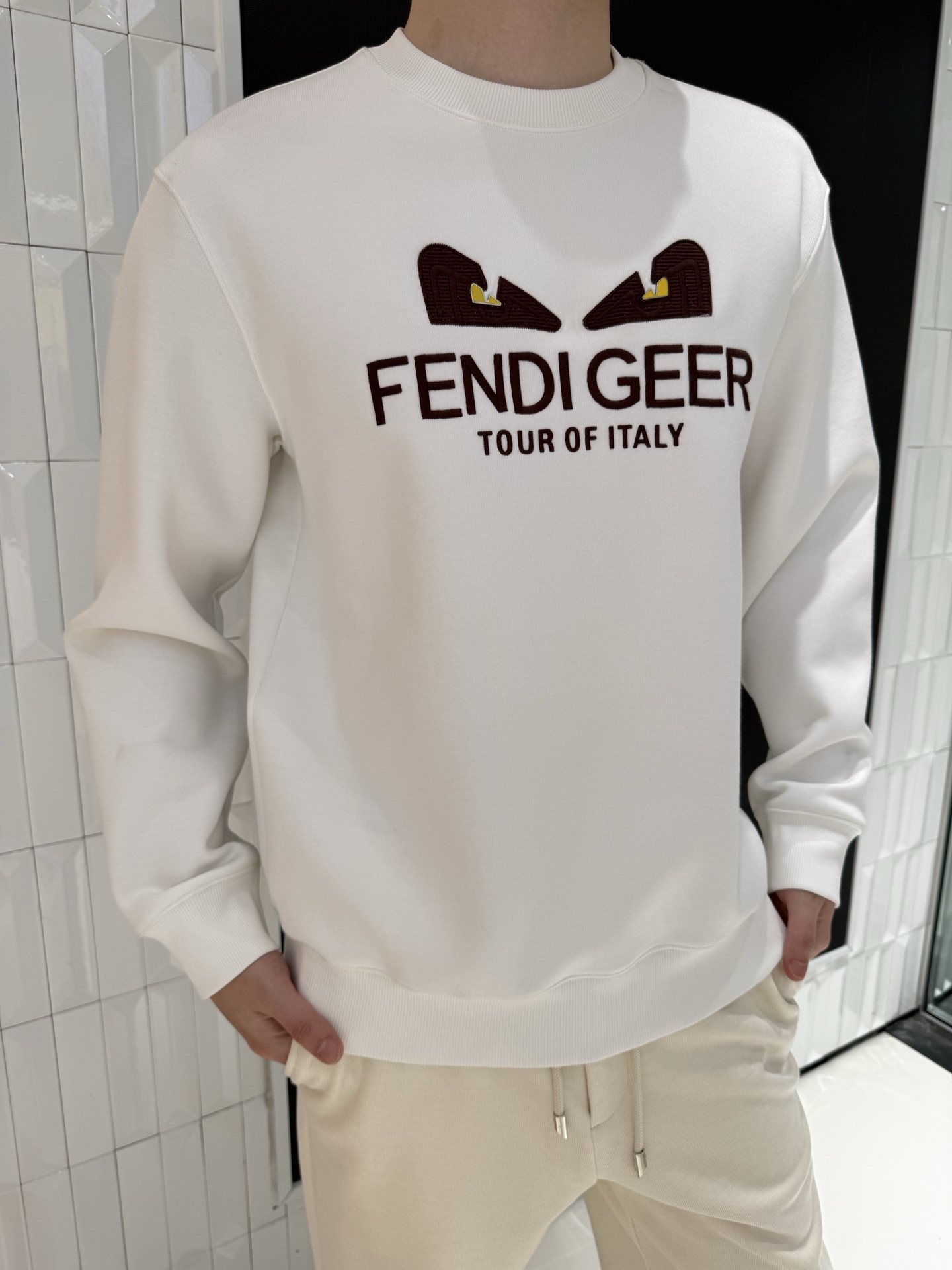 NO:731619,FENDI sweatshirt, exclusive counter quality 1. Embroidered patch design, eye-catching personality. The contrasting color embroidery on the chest has a dazzling visual effect, breaking the monotony, and the details are trendy, and will not conflict with the niche. 2. Waffle texture fabric, breathable and comfortable. Made of waffle texture fabric, it is soft and elastic to the touch, breathable and not stuffy. It is comfortable and skin-friendly in daily wear, and you will not feel stuffy when sitting for a long time. 3. Loose fit, not flattering to your figure.  The moderately loose cut accommodates various body shapes, modifies the lines of the shoulders, back and waist, creating a lazy and relaxed atmosphere, which can be worn by both boys and girls. 4. Classic round neck design, versatile and practical. The basic round neck is suitable for a variety of combinations, and can be worn with casual pants, jeans, and overalls. It is neat to wear alone, and layered with jackets for a more layered look. It is suitable for daily outings and commuting.  Size 48-56 (the model is 180cm tall and weighs 140kg and wears size 50), fendi, hoodie, sweatshirts, jeans, jackets & coats,19860909FENDI卫衣,专柜尾货品质 1. 刺绣贴布设计,个性吸睛 胸前刺绣撞色视觉效果亮眼,打破单调,细节处尽显潮流感,小众不撞款. 2. 华夫格纹理面料,透气舒适 采用华夫格肌理面料,触感柔软有弹性,透气不闷汗,日常穿着亲肤自在,久坐也不会有闷热感. 3. 宽松合身版型,不挑身材 适度宽松剪裁包容各种身形,修饰肩背与腰腹线条,打造慵懒松弛的穿搭氛围,男生女生都能穿. 4. 经典圆领设计,百搭实穿 基础圆领适配多种搭配,可搭休闲裤、牛仔裤、工装裤,单穿利落,叠穿外套更有层次感,日常出街、通勤都适配. 48-56码（模特身高180体重140斤穿50码）,,fendi,hoodie,sweatshirts,jeans,jackets & coats,,Men's clothing