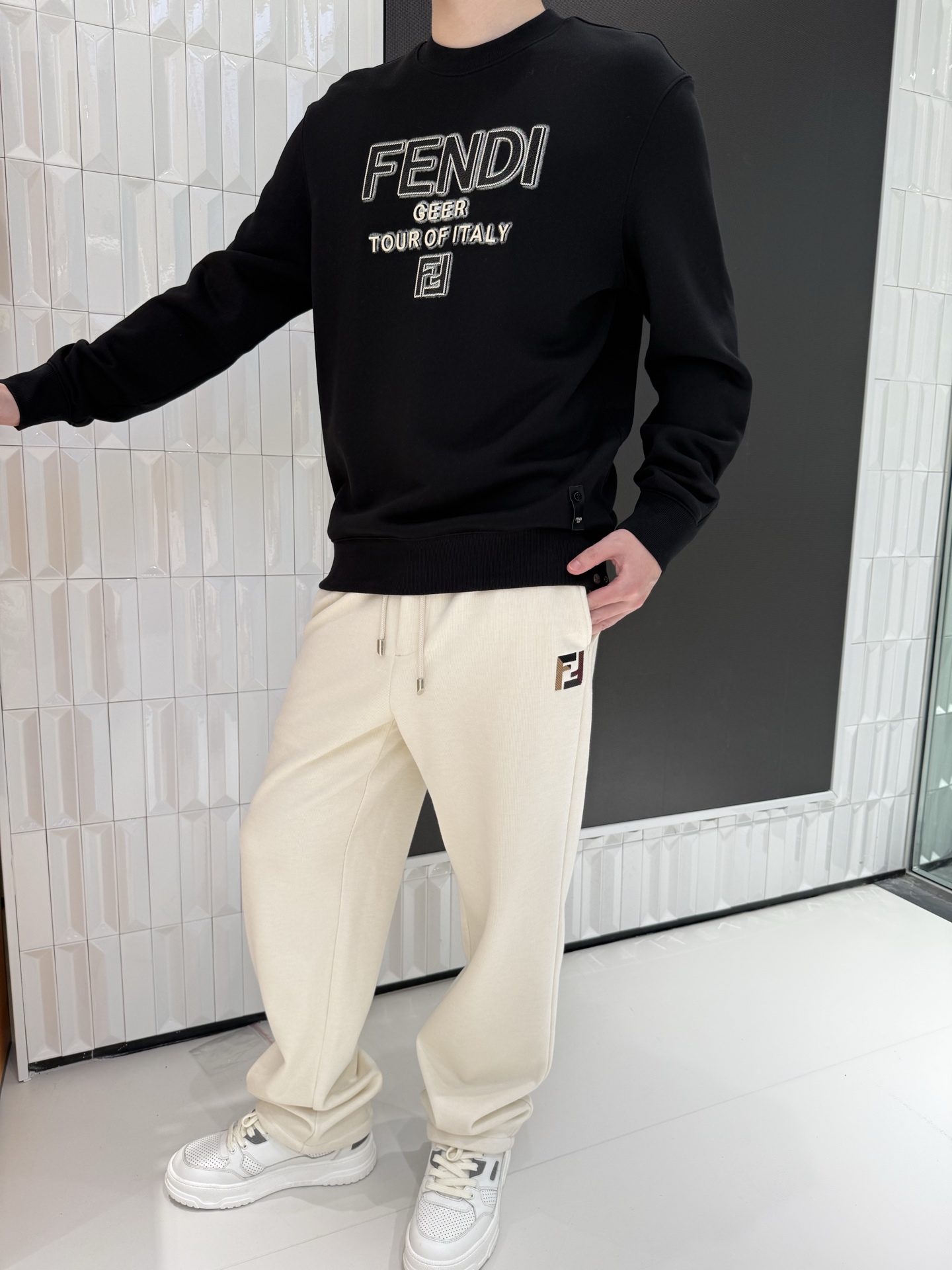 NO:691223,FENDI sweatshirt, exclusive quality at the counter. 1. Embroidered patch design, eye-catching personality. The contrasting color embroidery on the chest has a dazzling visual effect, breaking the monotony, and the details show a sense of fashion. It does not conflict with the niche. 2. Waffle texture fabric, breathable and comfortable. Made of waffle texture fabric, it is soft and elastic to the touch, breathable and not stuffy. It is comfortable and skin-friendly for daily wear, and you will not feel stuffy when sitting for a long time. 3. Loose fit, not flattering to your body shape.  The moderately loose cut accommodates various body shapes, modifies the lines of the shoulders, back and waist, creating a lazy and relaxed atmosphere, which can be worn by both boys and girls. 4. Classic round neck design, versatile and practical. The basic round neck is suitable for a variety of combinations, and can be worn with casual pants, jeans, and overalls. It is neat to wear alone, and layered with jackets for a more layered look. It is suitable for daily outings and commuting.  Size 48-56 (the model is 180cm tall and weighs 140kg and wears size 50), fendi, hoodie, sweatshirts, jeans, jackets & coats,19860909FENDI卫衣,专柜尾货品质 1. 刺绣贴布设计,个性吸睛 胸前刺绣撞色视觉效果亮眼,打破单调,细节处尽显潮流感,小众不撞款. 2. 华夫格纹理面料,透气舒适 采用华夫格肌理面料,触感柔软有弹性,透气不闷汗,日常穿着亲肤自在,久坐也不会有闷热感. 3. 宽松合身版型,不挑身材 适度宽松剪裁包容各种身形,修饰肩背与腰腹线条,打造慵懒松弛的穿搭氛围,男生女生都能穿. 4. 经典圆领设计,百搭实穿 基础圆领适配多种搭配,可搭休闲裤、牛仔裤、工装裤,单穿利落,叠穿外套更有层次感,日常出街、通勤都适配. 48-56码（模特身高180体重140斤穿50码）,,fendi,hoodie,sweatshirts,jeans,jackets & coats,,Men's clothing