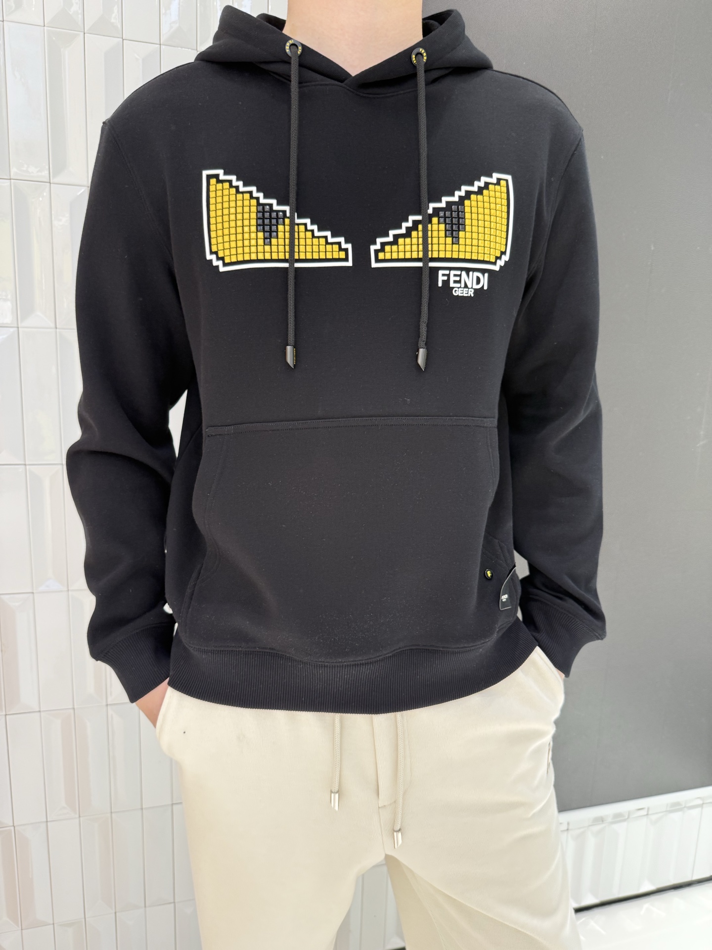 NO:731613,FENDI counter end product, hooded sweatshirt, pixel style Fendi ear print, hooded sweatshirt, trendy and stylish without conflicting style, soft and skin-friendly fabric, classic hooded design, super versatile for daily wear FENDIGEER logo embellishment, eye-catching pixel print, a must-have for casual outings, 48-56 sizes (the model is 180cm tall and weighs 140kg, wearing size 50),,fendi,fendi,hoodie,sweatshirts,hats,19860909FENDI专柜尾货,连帽卫衣 像素风芬迪耳朵印花,连帽卫衣,潮酷个性不撞款 软糯亲肤面料,经典连帽设计,日常穿搭超百搭 FENDIGEER标识点缀,像素印花吸睛,休闲出街必备 48-56码（模特身高180体重140斤穿50码）,,fendi,fendi,hoodie,sweatshirts,hats,,Men's clothing