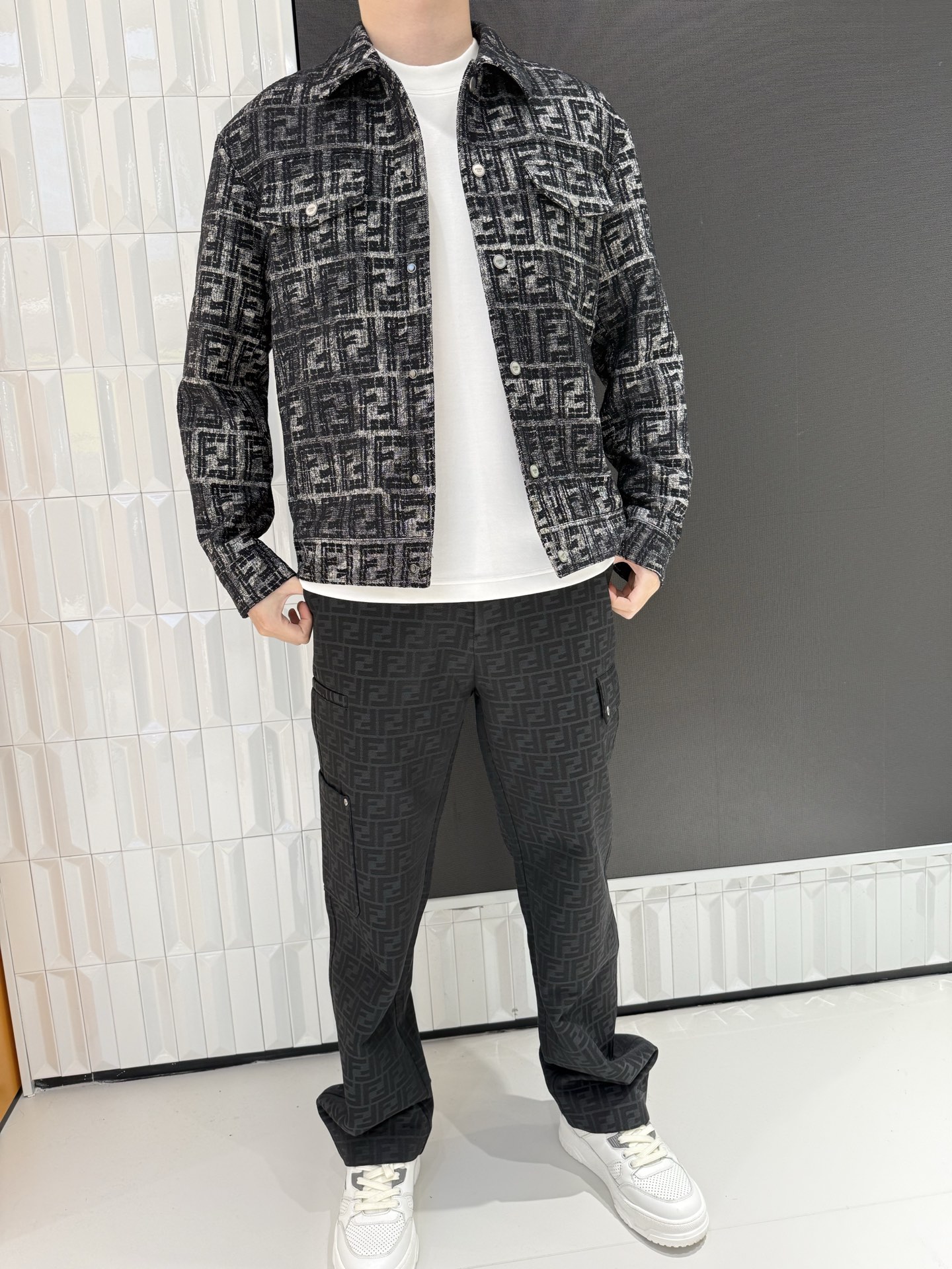 NO:731636,End items from FENDI counter, all-over printed FF jacquard texture, woolen fabric jacket, full of light luxury trend. Black and white contrasting jacquard design, lapel shirt style jacket, casual and versatile, super stylish. Textured woolen fabric, metal snap closure, full of light luxury style. Size 48-56 (the model is 180 and weighs 140 pounds and wears size 50),,fendi,jackets & coats,shirts,19860909FENDI专柜尾货,满印FF提花纹理,粗纺面料夹克,轻奢潮范拉满 黑白撞色提花设计,翻领衬衫式夹克,休闲百搭超有型 质感粗纺面料,金属按扣开合,尽显轻奢格调 48-56码（模特身高180体重140斤穿50码）,,fendi,jackets & coats,shirts,,Men's clothing