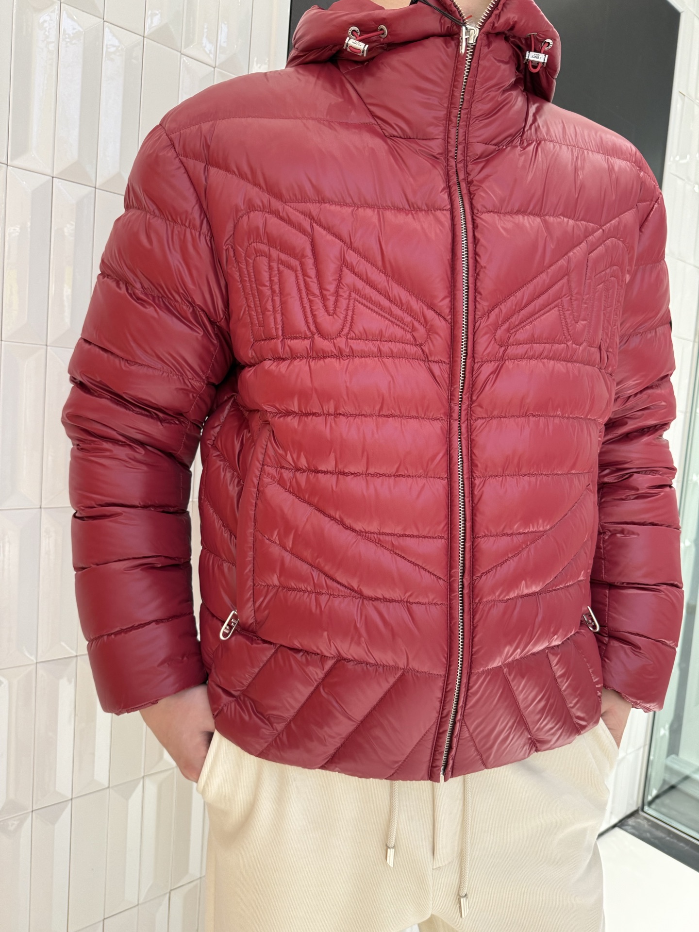 NO:691219,FENDI burgundy light down jacket, exclusive counter quality, three-dimensional embossed design, warm and not bulky. Hooded windproof design, glossy textured fabric, super eye-catching for winter wear. Lightweight goose down filling, slim fit, suitable for commuting and leisure. Size 48-56 (model is 180cm tall and weighs 140kg, wear size 50),,fendi,down jacket,hats,19860909FENDI酒红色轻薄羽绒服,专柜尾货品质,立体压纹设计,保暖又不臃肿 连帽防风设计,亮面质感面料,冬日穿搭超吸睛 轻量化鹅羽绒填充,修身剪裁,通勤休闲都适配 48-56码（模特身高180体重140斤配50码）,,fendi,down jacket,hats,,Men's clothing