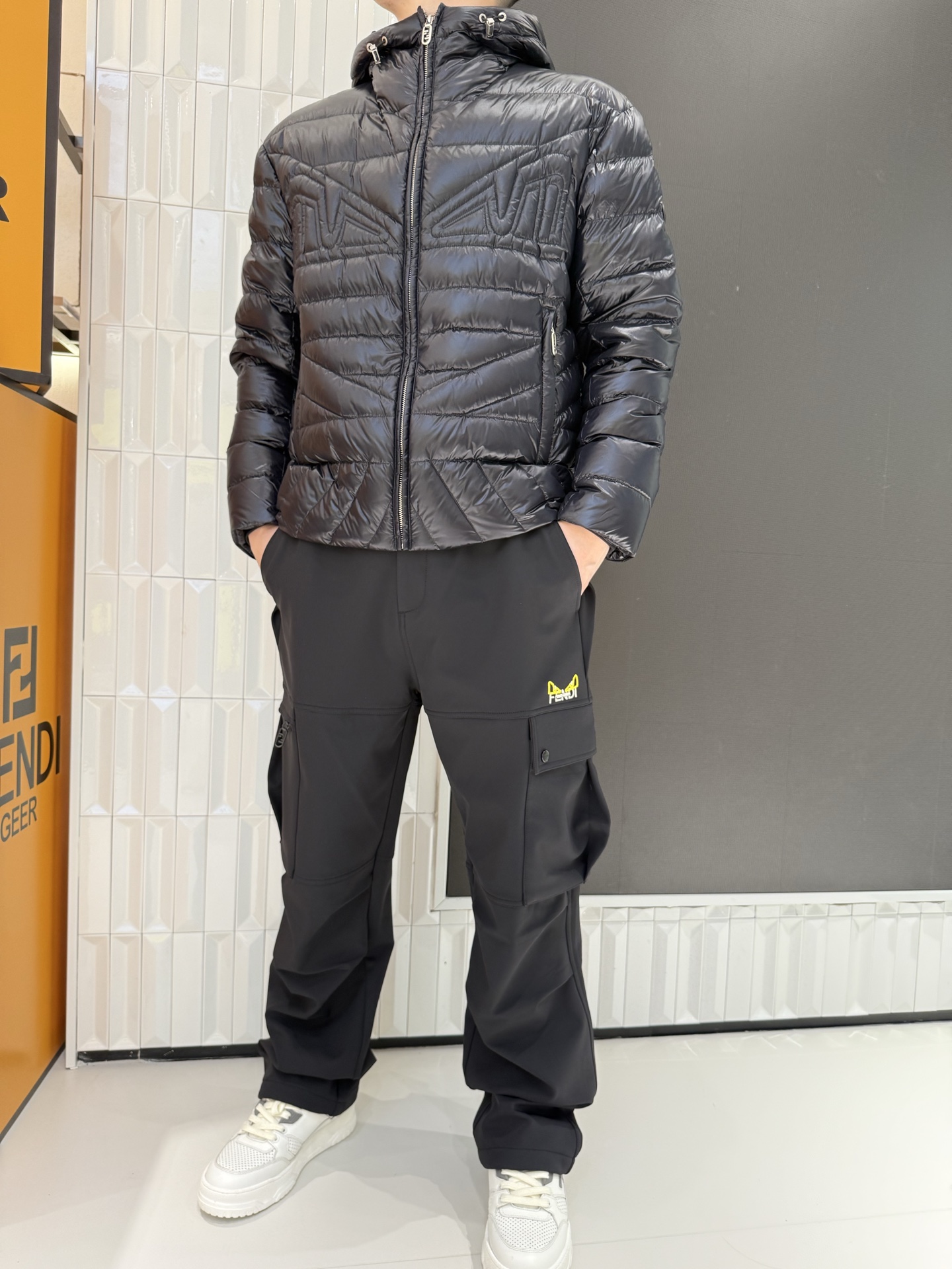 NO:691221,FENDI black lightweight down jacket, exclusive counter quality, three-dimensional embossed design, warm and not bulky. Hooded windproof design, glossy textured fabric, super eye-catching for winter wear. Lightweight goose down filling, slim fit, suitable for commuting and leisure. Size 48-56 (model is 180cm tall and weighs 140kg, suitable for size 50),,fendi, down jacket, hats,19860909FENDI黑色轻薄羽绒服,专柜尾货品质,立体压纹设计,保暖又不臃肿 连帽防风设计,亮面质感面料,冬日穿搭超吸睛 轻量化鹅羽绒填充,修身剪裁,通勤休闲都适配 48-56码（模特身高180体重140斤配50码）,,fendi,down jacket,hats,,Men's clothing