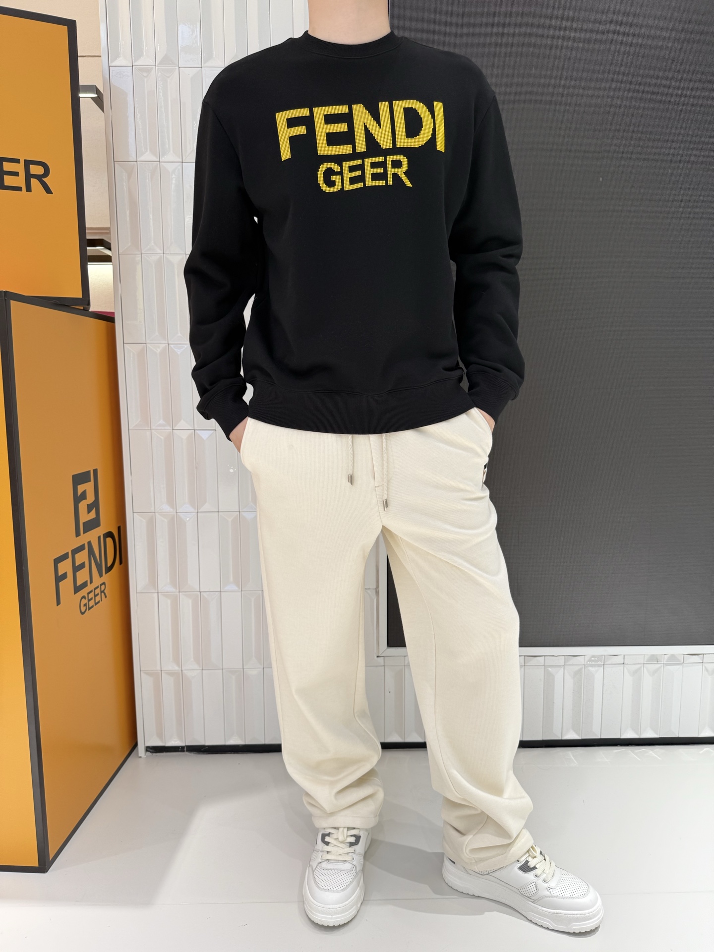 NO:691215,This FENDI sweatshirt is based on classic pure black, with a dazzling yellow plaid letter print design. The contrasting black and yellow colors create a strong visual impact and easily become the focus of the style. Made of selected heavyweight fabrics, it feels thick and crisp, not easy to deform, and takes into account both comfort and style. The basic round-neck version is not flattering, and is suitable for daily wear alone or layered jackets. 'FENDI' on the chest  GEER' letters are printed with plaid texture, and the details are full of light luxury and trendy style. It is a must-have item for men to combine street style and light luxury style. Size 48-56 (model is 180cm tall and weighs 140cm, wearing size 50),, fendi, hoodie, sweatshirts, jackets & coats,19860909这款FENDI卫衣以经典纯黑为基底,搭配亮眼的黄底格纹字母印花设计,黑黄撞色形成强烈视觉冲击,轻松成为造型焦点.精选重磅面料打造,触感厚实挺括,不易变形,兼顾舒适度与版型质感；基础圆领版型不挑身形,日常单穿、叠穿外套都适配.胸前的“FENDI GEER”字母采用格纹纹理印花工艺,细节处尽显轻奢潮范,是男士打造街头风与轻奢风结合穿搭的必备单品. 48-56码（模特身高180体重140穿50码）,,fendi,hoodie,sweatshirts,jackets & coats,,Men's clothing