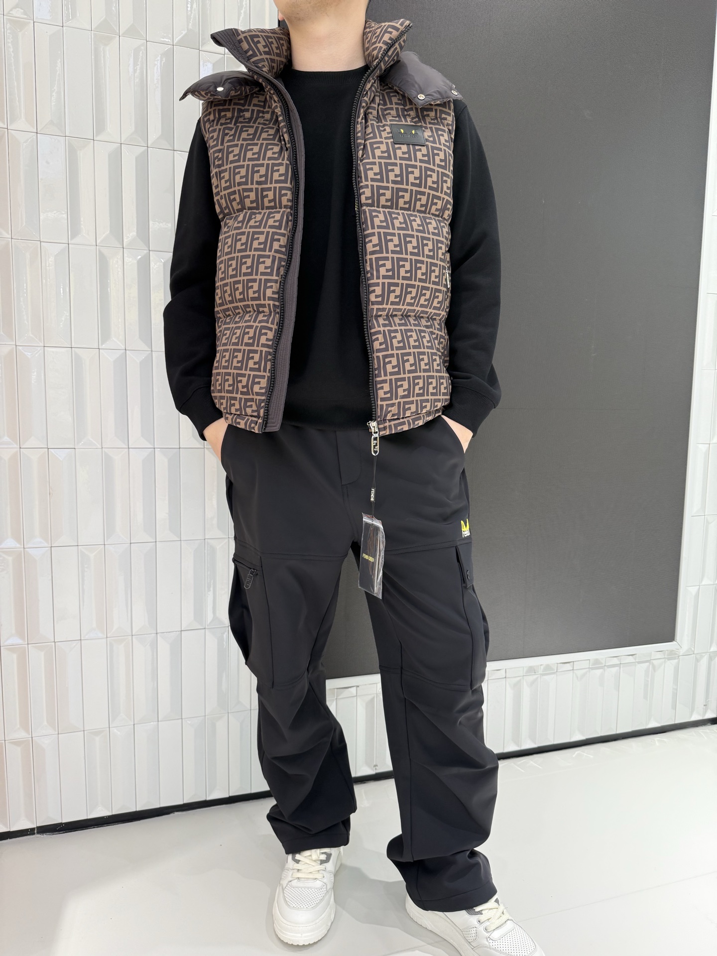 NO:691225,Fendi all-over printed down vest, classic double F presbyopia, light luxury and warmth. Presbyopic all-over printed down vest, stand-up collar silhouette design, high-end tool for layering in autumn and winter. Fendi double F printed down vest, fluffy filling to lock in temperature, retro light luxury style full size 48-56 (model is 180cm tall and weighs 140cm, wearing 50),,fendi, down jacket,19860909芬迪满印羽绒马甲,经典双F老花,轻奢保暖两不误 老花满印羽绒马甲,立领廓形设计,秋冬叠穿高阶利器 芬迪双F印花羽绒马甲,蓬松填充锁温,复古轻奢范拉满 48-56码（模特身高180体重140穿50）,,fendi,down jacket,,Men's clothing