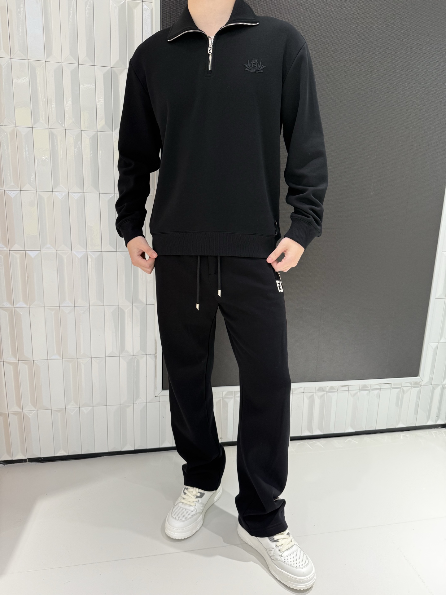 NO:712671,FENDI's off-black half-zip sweatshirt is based on a minimalist solid color and is equipped with a half-open collar zipper design. It can not only create a neat lapel shape, but also can be pulled to form a classic round collar, making it more practical to wear multiple times. The body is made of textured fabric, which is soft to the touch and has a crisp silhouette that is not easy to wrinkle and deform. The dark embroidery on the left chest serves as a low-key brand logo.  , the details are full of light and luxurious style. The loose off-shoulder version is not flattering on the body shape, and is suitable for daily matching with casual pants and jeans. It is a must-have item for men to create simple and high-end casual wear. Sizes 48-56 (the model is 180cm tall and weighs 140cm, wearing size 50),,fendi,hoodie,sweatshirts,jeans,19860909FENDI这款米黑色半拉链卫衣以极简纯色为基底,搭配半开领拉链设计,既能打造利落的翻领造型,又可拉合形成经典圆领,一衣多穿更具实用性.衣身采用肌理感面料制作,触感柔软且版型挺括,不易起皱变形；左胸处的暗纹刺绣作为低调的品牌标识,细节处尽显轻奢格调.宽松的落肩版型不挑身形,日常搭配休闲裤、牛仔裤都适配,是男士打造简约高阶休闲穿搭的必备单品.48-56码（模特身高180体重140穿50码）,,fendi,hoodie,sweatshirts,jeans,,Men's clothing