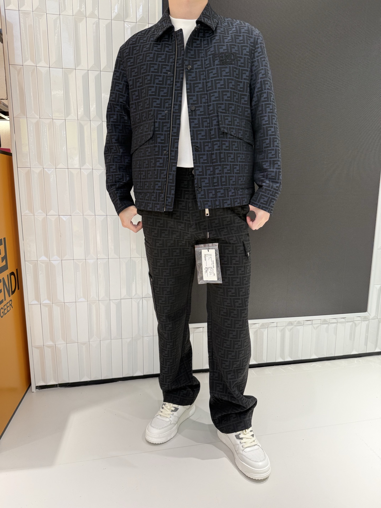 NO:731607,Fendi double F presbyopic jacket, fully printed with retro patterns, a light luxury workwear style with one click. Presbyopic all printed shirt jacket, double placket design, high-end casual wear tool, full printed work jacket, textured fabric + brand embroidery, full of retro light luxury style. 48-56 sizes (model is 180cm tall and weighs 140cm, wearing size 50),,fendi, jackets & coats, shirts,19860909芬迪双F老花夹克,满印复古纹,轻奢工装风一键拉满 老花满印衬衫式夹克,双开襟设计,高阶休闲穿搭利器,满印工装夹克,质感面料+品牌刺绣,复古轻奢范十足.48-56码（模特身高180体重140穿50码）,,fendi,jackets & coats,shirts,,Men's clothing