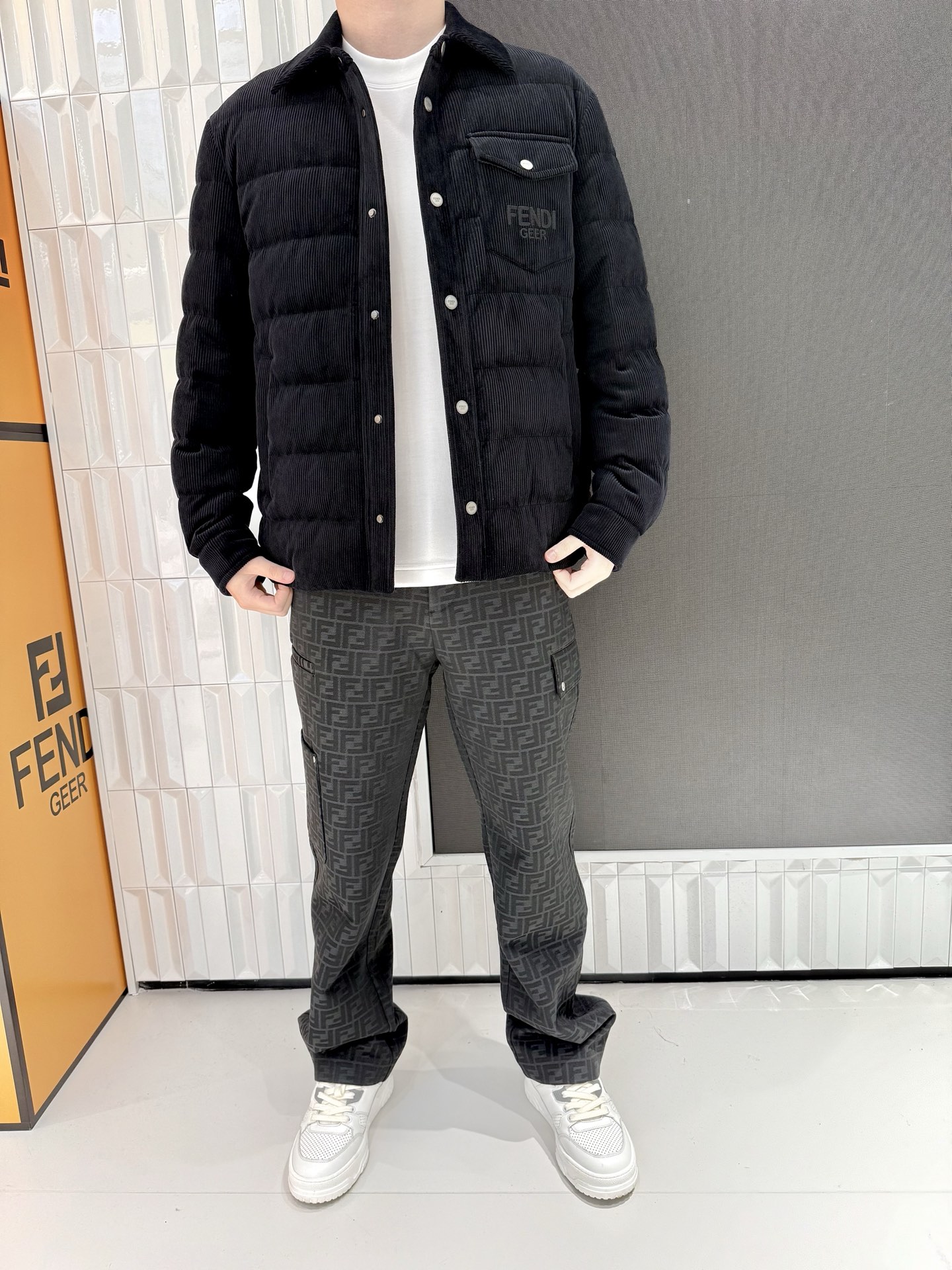 NO:728589,Fendi corduroy down shirt jacket, the corduroy fabric is soft and skin-friendly, the diamond-filled velvet locks in warmth without being bulky, and is very versatile for daily wear. The luxury brand embroidery details are eye-catching, and the shirt collar design is suitable for many scenes. It is warm and stylish in winter. Sizes 48-56 (model is 180cm tall and weighs 140cm, wearing size 50),,fendi,jackets & coats,shirts,down jacket,19860909芬迪 灯芯绒羽绒衬衫外套,灯芯绒面料柔软亲肤,菱格充绒锁温不臃肿,日常穿搭超百搭 奢牌刺绣细节吸睛,衬衫领设计适配多场景,冬日保暖又有型 48-56码（模特身高180体重140穿50码）,,fendi,jackets & coats,shirts,down jacket,,Men's clothing