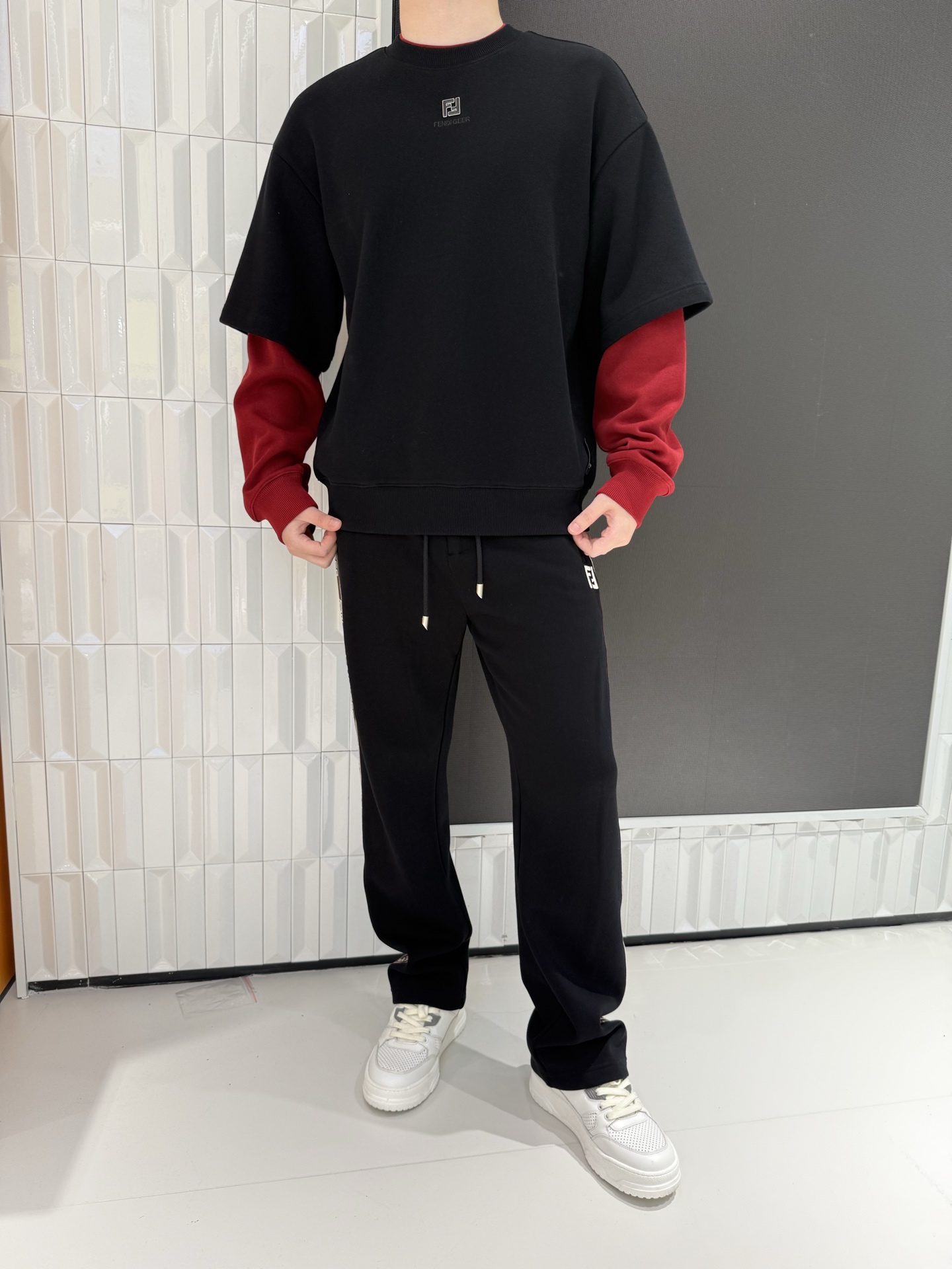 NO:728616,Fendi fake two-piece sweatshirt, black and red contrasting colors unlock a layered atmosphere, simple logo embroidery hides luxury brand details, full of trendy cool, a new choice for Italian luxury fashion!  Black and red color matching short sleeve + red sleeve splicing design, casual and sophisticated. Size 48-56 (model is 180cm tall and weighs 140cm, wearing size 50), fendi, hoodie, sweatshirts, T-shirt,19860909芬迪 假两件卫衣,黑红撞色解锁叠穿氛围感,简约logo刺绣暗藏奢牌细节,潮酷范拉满,意式奢潮新选！黑红拼色短袖+红袖拼接设计,休闲中透着精致感.48-56码（模特身高180体重140穿50码）,,fendi,hoodie,sweatshirts,T-shirt,,Men's clothing