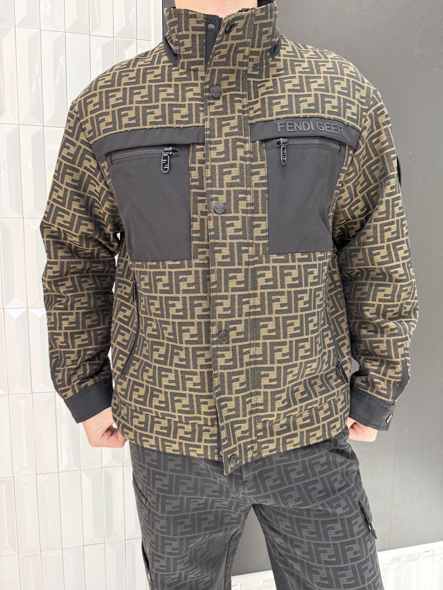 NO:731589,Fendi FF presbyopic work jacket, the texture of presbyopic fabric is high-end, the black glue splicing pockets are practical and eye-catching, the stand-up collar design is windproof and more eye-catching, the presbyopic contrasting color jacket, the brand's iconic FF full print + three-dimensional pocket design, easy to create a luxurious and trendy atmosphere for daily wear, 48-56 (model is 180cm tall and weighs 140cm, wearing size 50),,fendi,jackets & coats,19860909芬迪 FF老花工装夹克,老花面料质感高级,黑胶拼接口袋实用又吸睛,立领设计防风更显型,老花撞色夹克,品牌标识性FF满印+立体口袋设计,日常穿搭轻松打造奢潮氛围感,48-56码（模特身高180体重140穿50码）,,fendi,jackets & coats,,Men's clothing