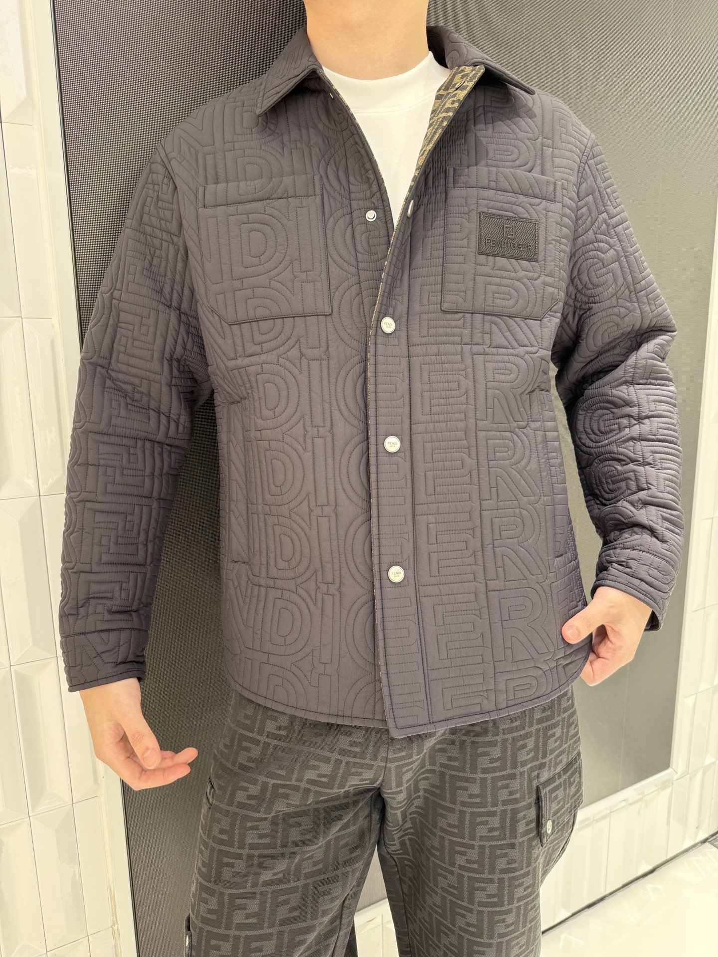 NO:712673,Fendi embossed presbyopic shirt-style jacket, three-dimensional embossed presbyopic texture is full of texture, the shirt is neatly cut and not bloated, Italian luxury brand aesthetics!  Fully embossed FF presbyopia with hidden details, light and warm texture suitable for many winter scenes. Sizes 48-56 (model is 180cm tall and weighs 140cm, wearing size 50),, fendi, jackets & coats, shirts,19860909芬迪 浮雕老花衬衫式外套,立体压纹老花肌理感拉满,衬衫剪裁利落不臃肿,意式奢牌美学！满幅浮雕FF老花暗藏细节,轻暖质感适配冬日多场景.48-56码（模特身高180体重140穿50码）,,fendi,jackets & coats,shirts,,Men's clothing