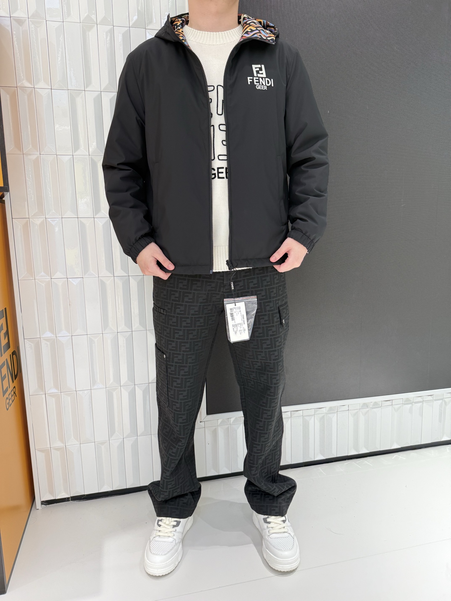 NO:731583,Fendi reversible, lightweight hooded jacket, windproof fabric, comfortable and non-restrictive, brand logo embroidery + contrasting zipper details, simple yet luxurious brand style, hooded design suitable for many scenes, interior pattern lining adds design sense, perfect choice for light and trendy wear. Sizes 48-56 (model is 180cm tall and weighs 140cm, wearing size 50),,fendi,jackets & coats,hats,19860909芬迪双面穿 轻薄连帽夹克,防风面料舒适无束缚,品牌logo刺绣+撞色拉链细节,简约中见奢牌格调,连帽设计适配多场景,内里花纹衬里增添设计感,轻潮穿搭不二之选.48-56码（模特身高180体重140穿50码）,,fendi,jackets & coats,hats,,Men's clothing