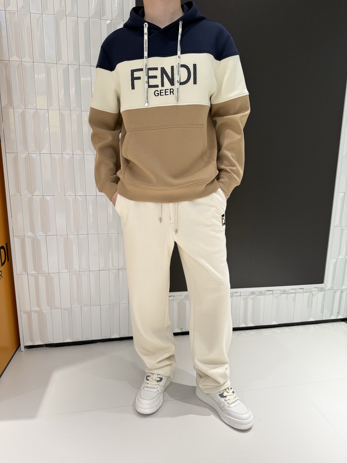 NO:691230,Fendi color-blocked hooded sweatshirt, navy blue + off-white + camel three-layer contrasting color is super eye-catching, three-dimensional logo embroidery highlights the status of the luxury brand, the hooded version is lazy and stylish, Italian luxury trend contrasting aesthetics!  Three-color spliced ​​sweatshirt, full of drawstring printed label details, soft and waxy fabric that is skin-friendly and comfortable, perfect for daily wear. Size 48-56 (model is 180cm tall and weighs 140cm, wearing size 50),, fendi, hoodie, sweatshirts, hats,19860909芬迪 拼色连帽卫衣,藏青+米白+驼色三层撞色超吸睛,立体logo刺绣彰显奢牌身份,连帽版型慵懒又有型,意式奢潮撞色美学！三色拼接卫衣,抽绳印标细节拉满,软糯面料亲肤舒适,日常穿搭氛围感一绝.48-56码（模特身高180体重140穿50码）,,fendi,hoodie,sweatshirts,hats,,Men's clothing