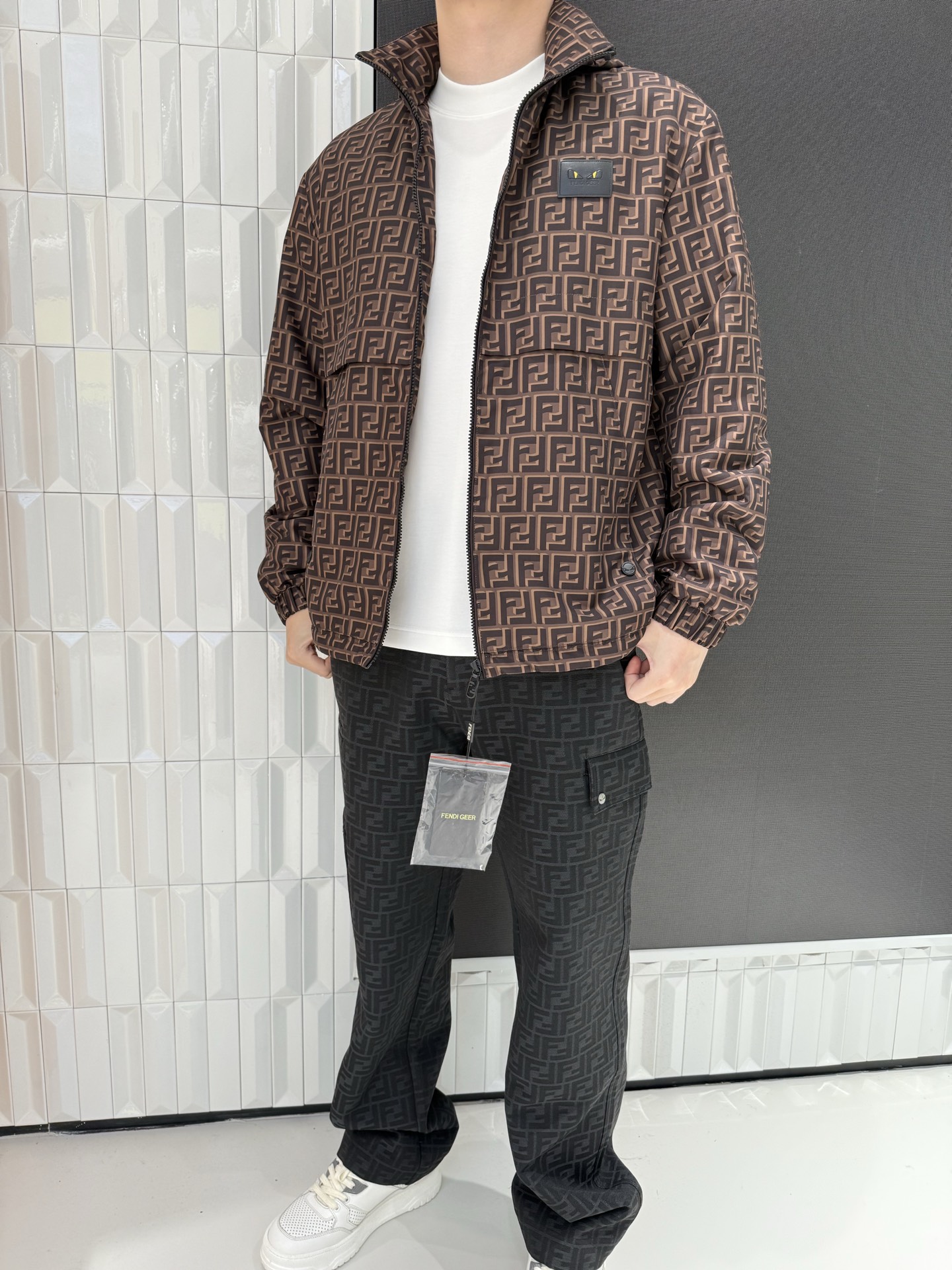 NO:684288,Fendi cotton jacket, classic double F all over print, full of light and luxurious atmosphere. Hooded zipper design, windproof and versatile. Soft and breathable fabric, no restraint for winter wear. Leather logo embellishment, details highlight the texture. Coffee color retro tone, easy to create a high-end style. Size 48-56 (model is 180cm tall and weighs 140cm, wearing size 50),,fendi,hats,19860909芬迪 棉服 经典双F满印,轻奢氛围感拉满 连帽拉链设计,防风又百搭 柔软透气面料,冬日穿着无束缚 皮质标章点缀,细节彰显质感 咖色复古调调,轻松搭出高阶型格 48-56码（模特身高180体重140穿50码）,,fendi,hats,,Men's clothing