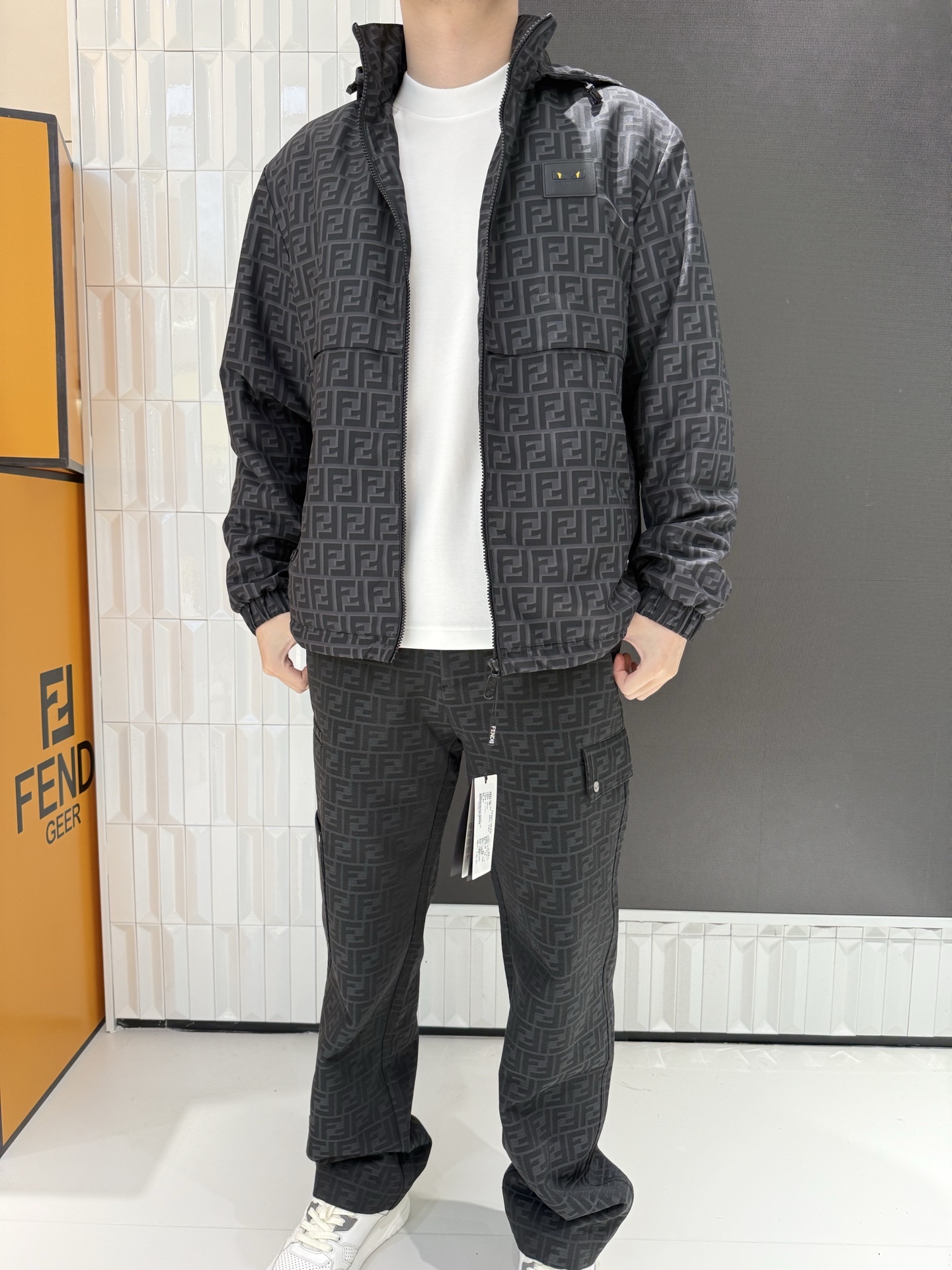 NO:684290,Fendi cotton jacket, classic double F all over print, full of light and luxurious atmosphere. Hooded zipper design, windproof and versatile. Soft and breathable fabric, no restraint for winter wear. Leather logo embellishment, details highlight the texture. Retro style, easy to create a high-end style. Size 48-56 (model is 180cm tall and weighs 140cm, wearing size 50),,fendi, hats,19860909芬迪 棉服 经典双F满印,轻奢氛围感拉满 连帽拉链设计,防风又百搭 柔软透气面料,冬日穿着无束缚 皮质标章点缀,细节彰显质感 复古调调,轻松搭出高阶型格 48-56码（模特身高180体重140穿50码）,,fendi,hats,,Men's clothing