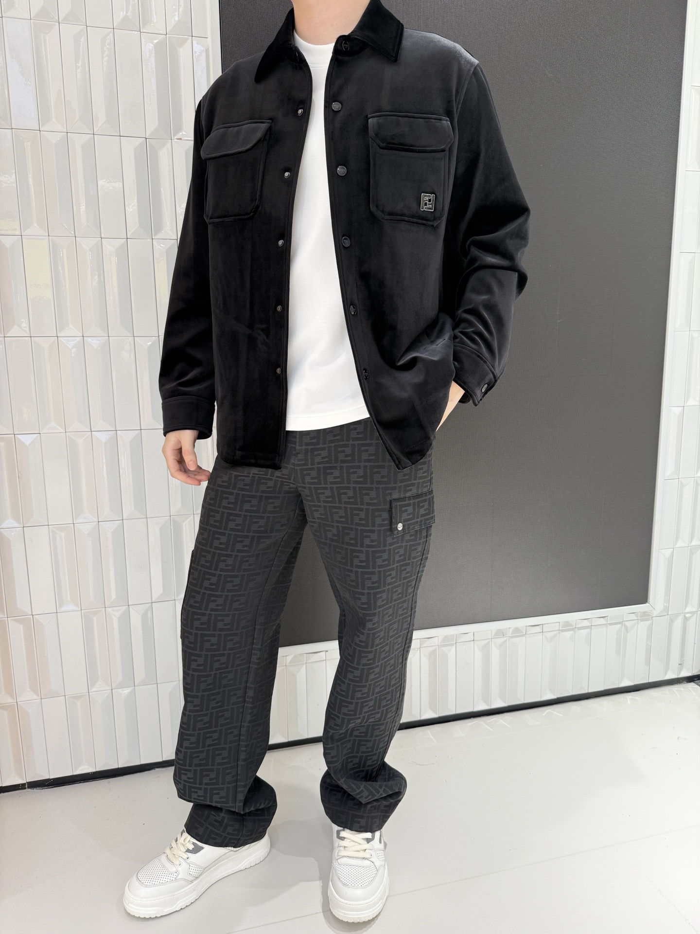 NO:684292,Fendi cotton clothing Velvet texture fabric, soft to the touch and full of luxury Double F metal logo embellishment, details highlight the light luxury style Cargo pocket design, practical and cool atmosphere Shirt-style lapel tailoring, suitable for casual and commuting Classic black color matching, versatile and not picky about body shapes 48-56 (model is 180 and weighs 140, wearing size 50),,fendi, shirts,19860909芬迪棉服 丝绒质感面料,触感柔软高级感拉满 双F金属标点缀,细节凸显轻奢格调 工装口袋设计,实用又添酷飒气场 衬衫式翻领剪裁,休闲通勤两相宜 经典黑调配色,百搭不挑身形 48-56码（模特身高180体重140穿50码）,,fendi,shirts,,Men's clothing