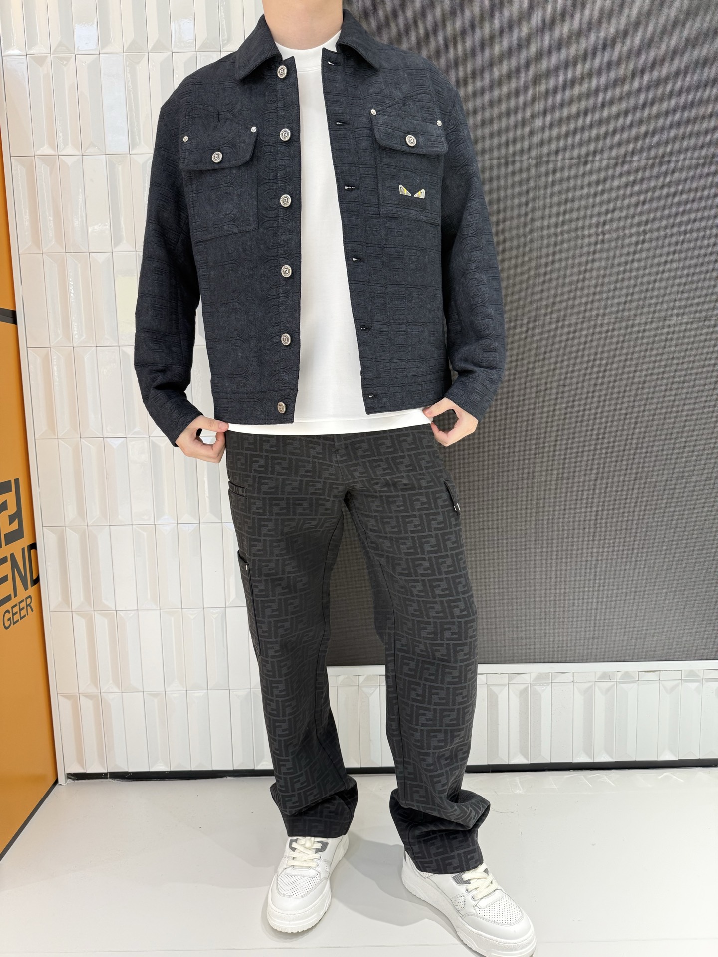 NO:684294,Fendi cotton clothing Textured jacquard fabric with high-end texture Metal buckle + embroidered logo, exquisite details Work pocket design, both practical and cool Shirt-style lapel tailoring, casual and neat, dark gray classic color, easily adaptable to various dressing scenes Size 48-56 (model is 180cm tall and weighs 140cm, wearing size 50),,fendi, shirts,19860909芬迪棉服 肌理感提花面料,自带高级纹理质感 金属标扣+刺绣logo,细节处见精致 工装口袋设计,兼具实用性与潮酷感 衬衫式翻领剪裁,休闲利落不挑穿搭 深灰经典色系,轻松适配各种穿搭场景 48-56码（模特身高180体重140穿50码）,,fendi,shirts,,Men's clothing