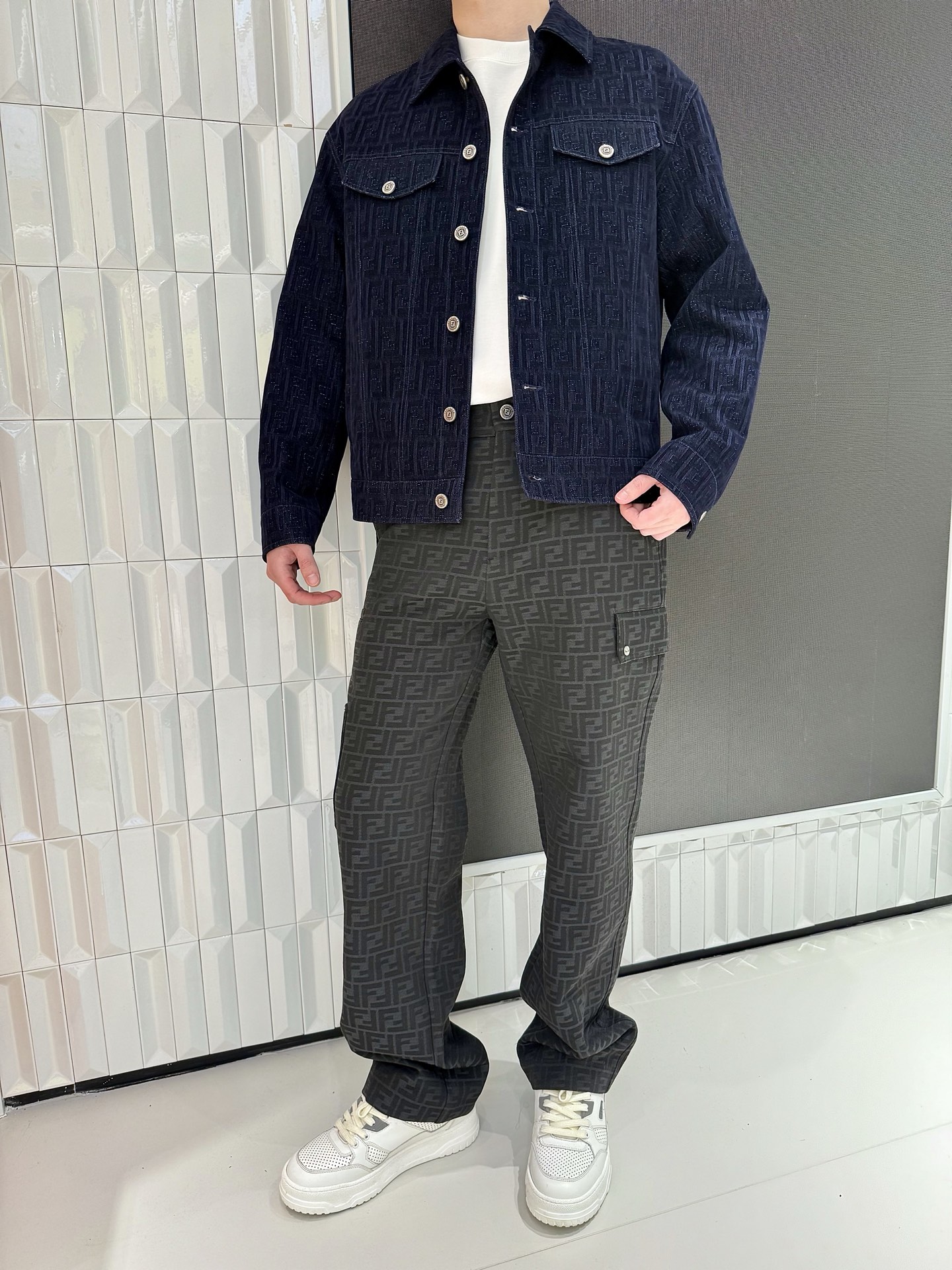 NO:684296,Fendi cotton clothing is fully printed with double F dark patterns, low-key and light luxury style. Denim texture fabric, stiff and wear-resistant, more stylish. Metal snap design, smooth opening and closing, more texture. Workwear patch pocket shape, practical and trendy. Classic navy color, suitable for business and leisure. Lapel jacket tailoring, neat version to modify the figure. Size 48-56 (model is 180cm tall and weighs 140cm, wearing size 50), fendi, jackets & coats,19860909芬迪棉服 满印双F暗纹,低调中藏轻奢格调 丹宁质感面料,挺括耐磨更有型 金属按扣设计,开合顺滑更显质感 工装贴袋造型,实用又添潮范 藏青经典配色,商务休闲都能搭 翻领夹克剪裁,利落版型修饰身形 48-56码（模特身高180体重140穿50码）,,fendi,jackets & coats,,Men's clothing