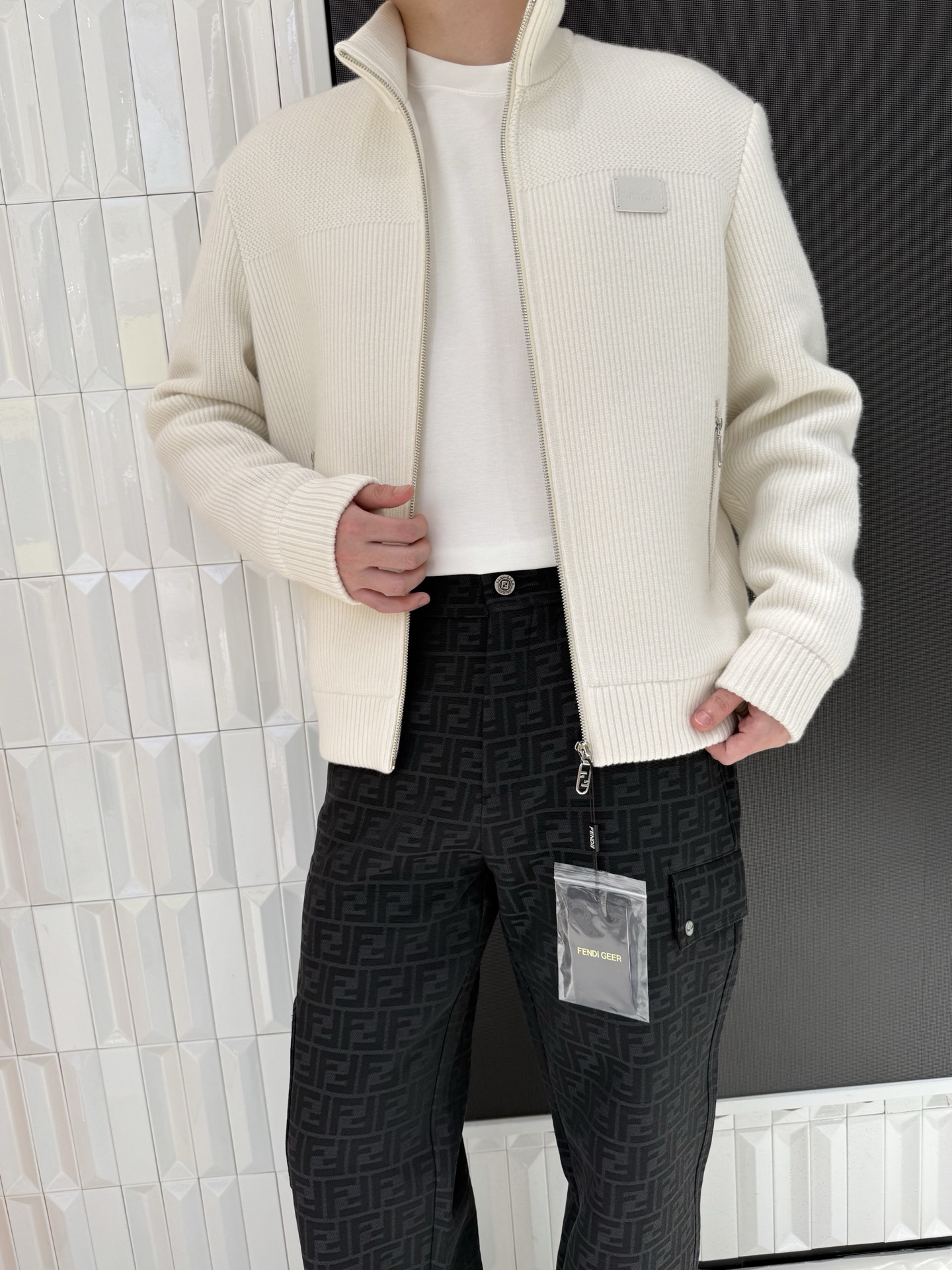 NO:731624,Fendi wool jacket Wool fabric, soft and skin-friendly and warm. Three-dimensional pit texture, richer visual hierarchy. Metal zipper + leather logo, details full of light luxury. Stand-up collar cardigan design, one-click switch for casual commuting. Pure color, versatile and not picky. Side zipper pockets, practical and neat. Sizes 48-56 (model is 180cm tall and weighs 140cm, wearing size 50),,fendi,jackets & coats,19860909芬迪羊毛夹克 羊毛面料,软糯亲肤又保暖 立体坑条纹理,视觉层次更丰富 金属拉链+皮质标章,细节拉满轻奢感 立领开衫设计,休闲通勤一键切换 纯净色系,百搭不挑风格 侧边拉链口袋,实用又显利落 48-56码（模特身高180体重140穿50码）,,fendi,jackets & coats,,Men's clothing