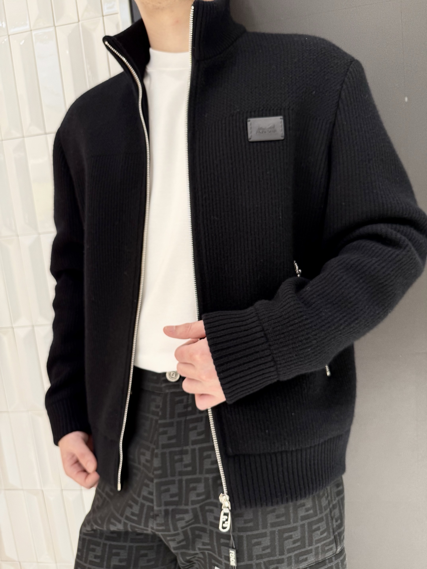 NO:684298,Fendi wool jacket Wool fabric, soft and skin-friendly and warm. Three-dimensional pit texture, richer visual hierarchy. Metal zipper + leather logo, details full of light luxury. Stand-up collar cardigan design, one-click switch for casual commuting. Pure color, versatile and not picky. Side zipper pockets, practical and neat. Sizes 48-56 (model is 180cm tall and weighs 140cm, wearing size 50),,fendi,jackets & coats,19860909芬迪羊毛夹克 羊毛面料,软糯亲肤又保暖 立体坑条纹理,视觉层次更丰富 金属拉链+皮质标章,细节拉满轻奢感 立领开衫设计,休闲通勤一键切换 纯净色系,百搭不挑风格 侧边拉链口袋,实用又显利落 48-56码（模特身高180体重140穿50码）,,fendi,jackets & coats,,Men's clothing