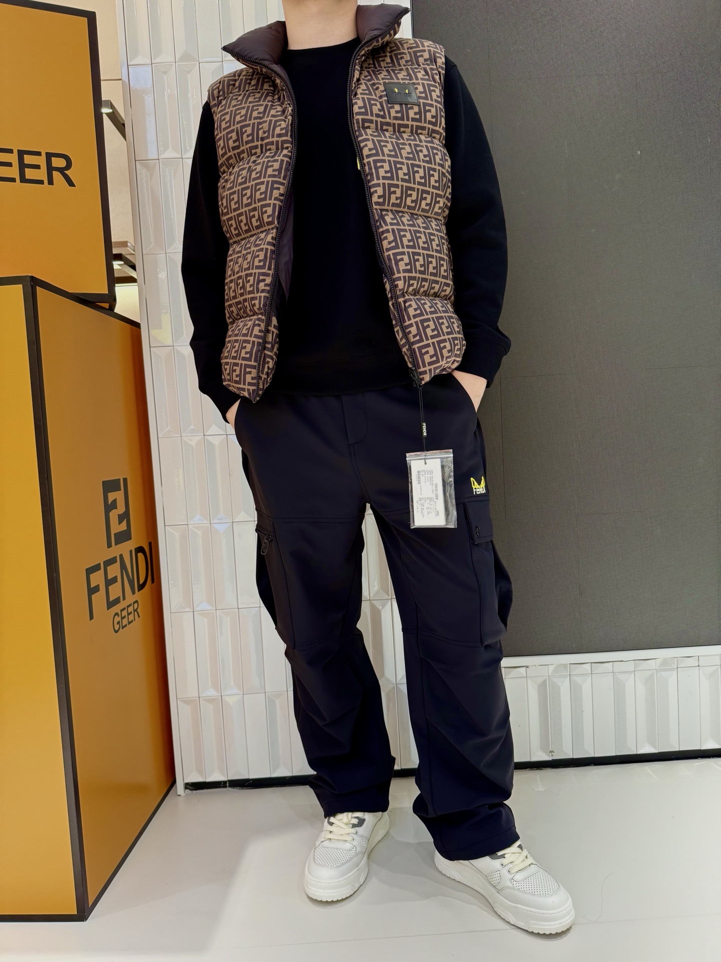 NO:684280,Fendi double-sided down vest, classic double F all over print, retro coffee tone full of light luxury atmosphere. White goose down filled liner, light and warm without weight. Stand-up collar zipper design, windproof and temperature locking is more practical. Leather logo embellishment, details highlight high-end texture. Sleeveless vest style, versatile for layering and inner wear. Smooth zipper opening and closing, easy to put on and take off, more worry-free.  Size 48-56 (model is 180cm tall and weighs 140cm, wearing size 50),, fendi, down jacket,19860909芬迪双面羽绒马甲 经典双F满印,复古咖调拉满轻奢气场 白鹅羽绒填充内胆,轻盈保暖无负重感 立领拉链设计,防风锁温更实用 皮质标章点缀,细节彰显高阶质感 无袖马甲版型,叠穿内搭都百搭 顺滑拉链开合,穿脱便捷更省心 48-56码（模特身高180体重140穿50码）,,fendi,down jacket,,Men's clothing