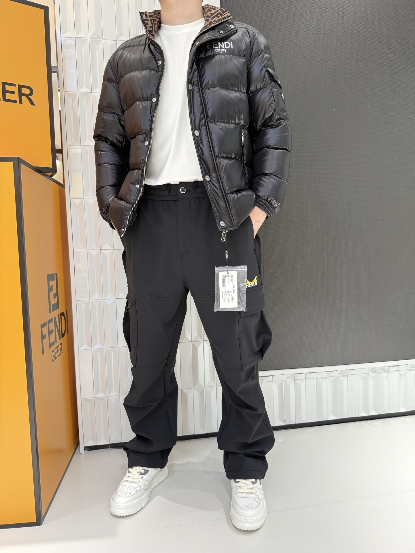 NO:684282,Fendi down Glossy matte fabric, high-end texture and stain-resistant Contrast color double F collar, details hide light luxury and ingenuity Letter printed logo, simple and mid-level brand style Duck down filled liner, light and warm without bulk Snap button + zipper double closure, windproof and heat locking more secure Stand-up collar fit tailoring, more neatly modified body shape Size 48-56 (model is 180cm tall and weighs 140cm, wearing size 50),,fendi,down  jacket,19860909芬迪羽绒 亮面哑光面料,质感高级又耐脏 撞色双F领里,细节暗藏轻奢巧思 字母印花标识,简约中显品牌格调 鸭绒填充内胆,轻盈保暖不臃肿 按扣+拉链双开合,防风锁温更稳妥 立领合身剪裁,修饰身形更利落 48-56码（模特身高180体重140穿50码）,,fendi,down jacket,,Men's clothing