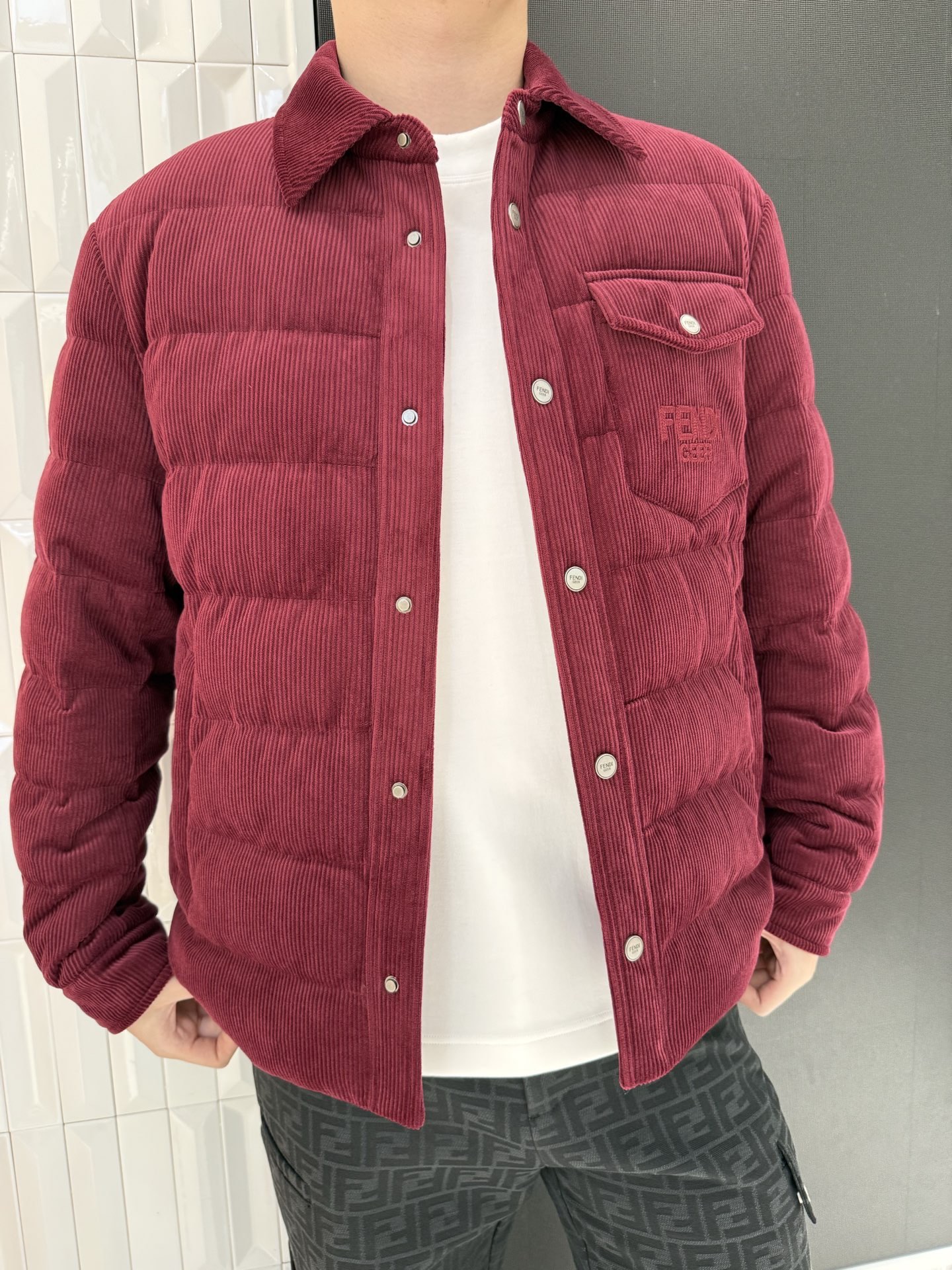 NO:731601,Fendi corduroy down shirt jacket, the corduroy fabric is soft and skin-friendly, the diamond-filled velvet locks in warmth without being bulky, and is very versatile for daily wear. The luxury brand embroidery details are eye-catching, and the shirt collar design is suitable for many scenes. It is warm and stylish in winter. Sizes 48-56 (model is 180cm tall and weighs 140cm, wearing size 50),,fendi,jackets & coats,shirts,down jacket,19860909芬迪 灯芯绒羽绒衬衫外套,灯芯绒面料柔软亲肤,菱格充绒锁温不臃肿,日常穿搭超百搭 奢牌刺绣细节吸睛,衬衫领设计适配多场景,冬日保暖又有型 48-56码（模特身高180体重140穿50码）,,fendi,jackets & coats,shirts,down jacket,,Men's clothing