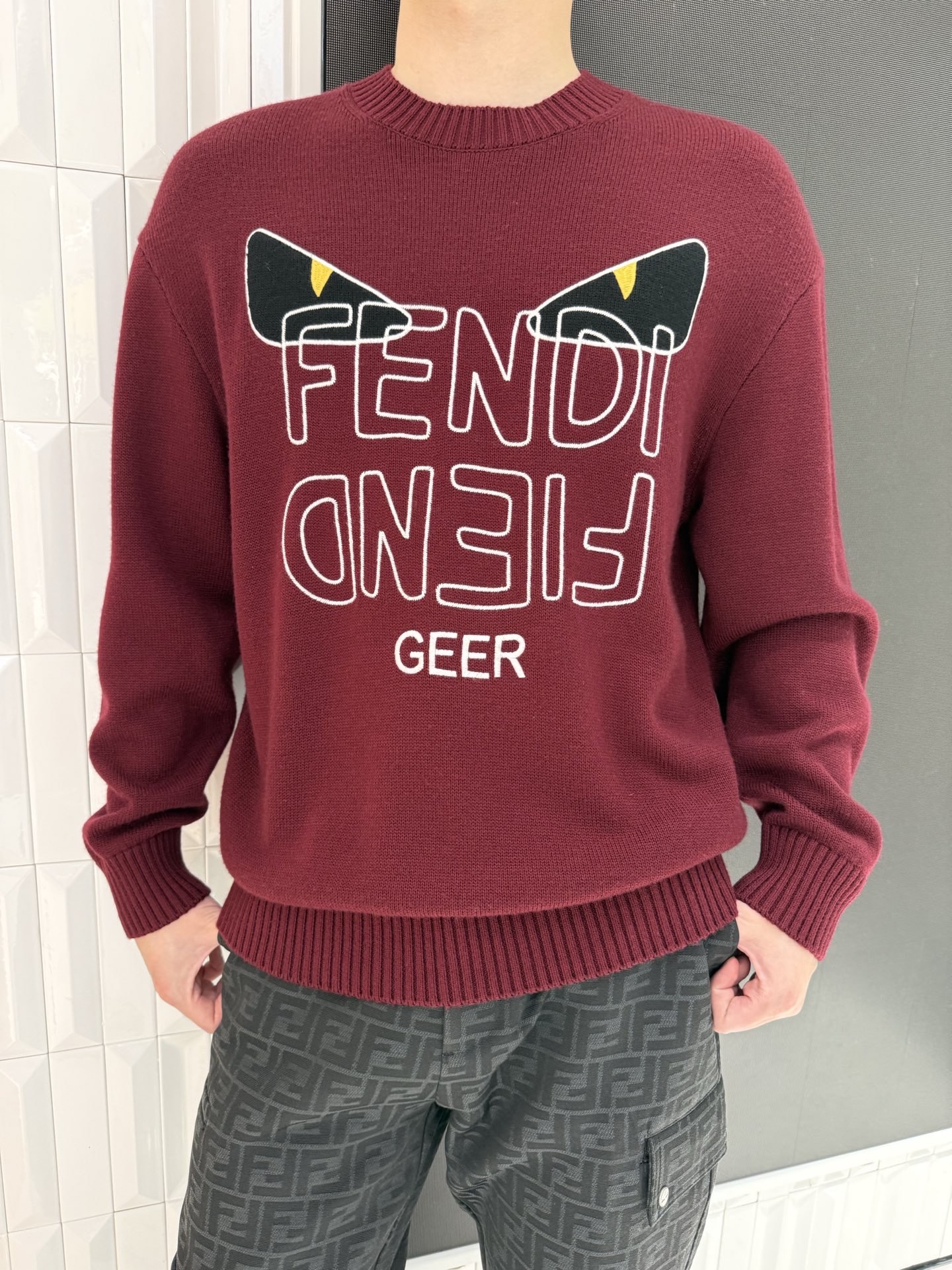 NO:703879,FENDI autumn and winter woolen sweaters, end-of-the-counter quality 1. Interesting pattern design, eye-catching personality, classic little monster eye print with letter line design, contrasting yellow and black colors, strong visual impact, breaking the monotony of solid color sweaters, full of street fashion, niche style. 2. Soft and waxy knitted fabric, skin-friendly and warm  Selected fine knitted yarn, soft and waxy to the touch without scratching the skin, good warmth retention, suitable for wearing alone or layered in autumn and winter, and you will not feel tight and uncomfortable after sitting for a long time. 3. Loose shoulder design, not picky about the figure. The loose cut of the shoulder accommodates various body shapes, corrects problems such as shoulder width and thick arms, creating a lazy and relaxed wearing atmosphere, which can be worn by boys and girls. 4. Basic round neck design, versatile and practical.  The classic round neck is suitable for various combinations. It can be worn with jeans, overalls, and casual pants. It can be worn in daily outings, dates, commuting, etc. Sizes 48-56 (model is 180cm tall and weighs 140cm, wearing size 50), fendi, jeans, sweaters,19860909FENDI秋冬羊毛衣,专柜尾货品质 1. 趣味图案设计,个性吸睛 经典小怪兽眼睛印花搭配字母线条设计,撞色黄黑视觉冲击力强,打破纯色毛衣的单调,街头潮感拉满,小众不撞款. 2. 软糯针织面料,亲肤保暖 精选细腻针织纱线,触感软糯不扎肤,保暖性佳,秋冬单穿或内搭都合适,久坐也不会有紧绷不适感. 3. 宽松落肩版型,不挑身材 落肩宽松剪裁包容各种身形,修饰肩宽、手臂粗等问题,打造慵懒松弛的穿搭氛围,男生女生都能穿. 4. 基础圆领设计,百搭实穿 经典圆领适配各种搭配,可搭牛仔裤、工装裤、休闲裤,日常出街、约会、通勤等场景都能hold住. 48-56码（模特身高180体重140穿50码）,,fendi,jeans,sweaters,,Men's clothing