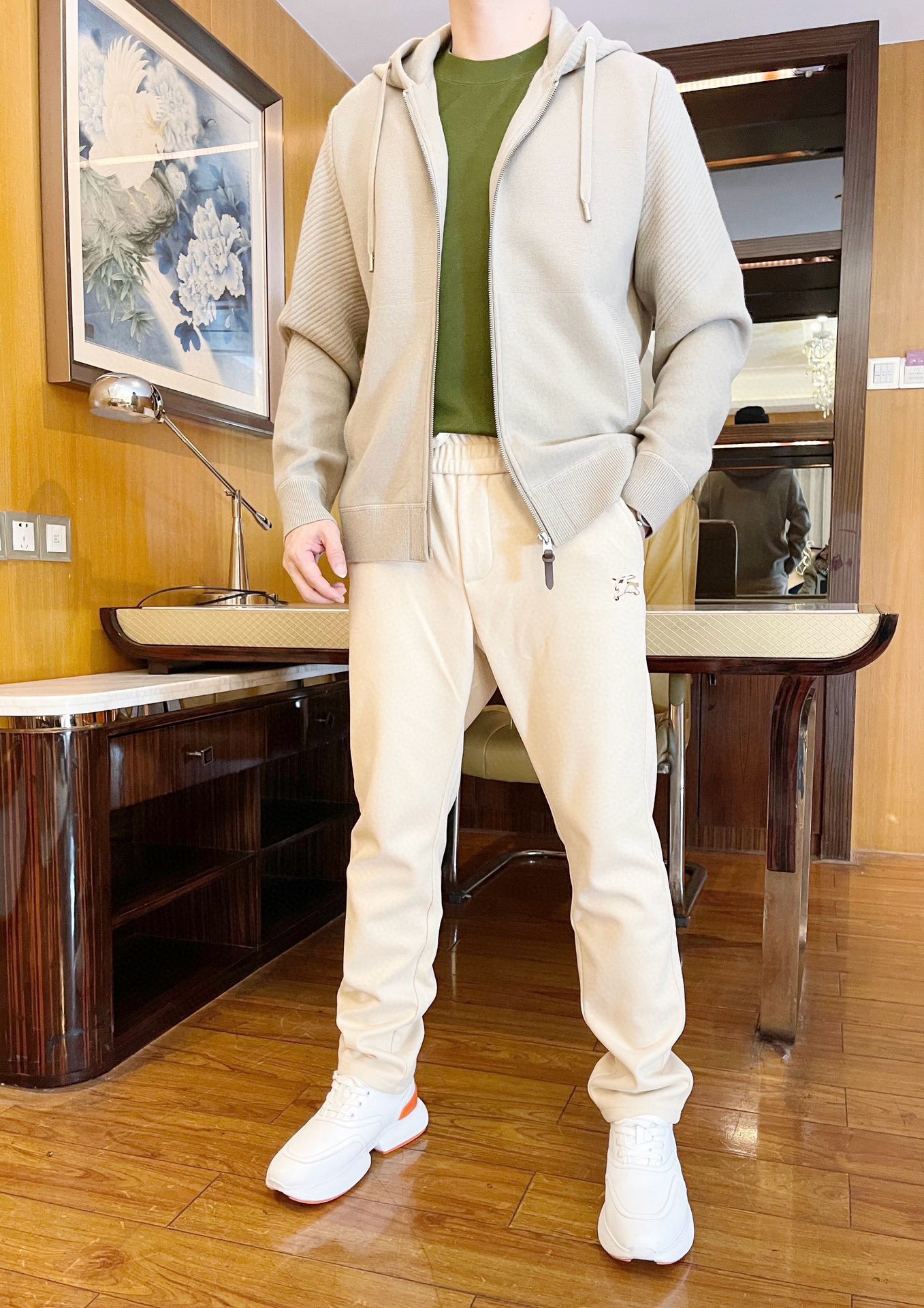 NO:703941,LP-2025 new hooded jacket!  The material is high-grade + warm and comfortable. It is made of sheep wool blended fabric, which is soft and waxy to the skin without being tied. It has a delicate fluffy wrapping feeling. It is windproof, warm, moisture-absorbent and breathable. It is light and burdenless to wear in autumn and winter, and can also avoid the bloated feeling of ordinary sweaters. The full-zip cardigan + hooded drawstring design makes it easy to put on and take off and has a lazy and casual style; the micro-ribbing on the cuffs and hem not only hides the body, looks slim but is not easy to deform.  ; Solid color basic model + low-key texture, with high-end texture, no choice of dressing style. The loose-shouldered version is friendly to all body types, and it is not bulky when worn with T-shirts and sweaters; it is anti-wrinkle and easy to take care of for daily wear, and it is not easy to pill and deform after repeated wear. It is very cost-effective. Size: 48-56 (model 180/140 wears 50, comes with Hong Kong Lane Crawford gift box packaging),, loro  piana,hoodie,sweatshirts,jackets & coats,sweaters,tees,t-shirt,hats,19860909LP-2025新款连帽外套！材质高级+保暖舒适采用绵羊毛混纺面料,触感软糯亲肤不扎身,自带细腻绒毛包裹感,既抗风保暖又吸湿透气,秋冬穿轻盈无负担,还能避免普通卫衣的臃肿感.全拉链开衫+连帽抽绳设计,穿脱方便还自带慵懒随性；袖口、下摆的微收罗纹,既藏肉显瘦又不易变形；纯色基础款+低调纹理,自带高级质感,不挑穿搭风格.宽松落肩版型对各种身材友好,内搭T恤、毛衣都不臃肿；日常穿抗皱好打理,多次穿着也不易起球变形,性价比拉满.码数:48-56(模特180/140穿50,配香港连卡佛礼盒包装),,loro piana,hoodie,sweatshirts,jackets & coats,sweaters,tees，t-shirt,hats,,Men's clothing