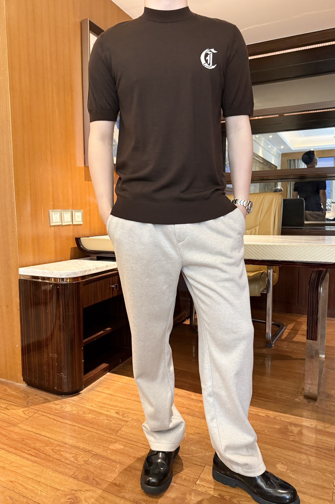 NO:731726,Crow Heart-2025 new round neck T-shirt!  It is made of wool and cashmere fabric, which feels soft and silky, and sticks to the skin without sweating. It has the texture of cashmere and the freshness of short sleeves. It is not easy to deform or snag when worn for a long time. It is super worry-free to take care of. It has an off-white background and dark logo embroidery, which is simple yet luxurious with light luxury details.  , is not ostentatious but can enhance the sophistication of the outfit; the half-high collar design can also modify the neck line, making the face smaller and more elegant. The tailoring that fits the body shape can outline neat lines without constricting the body, which can highlight the body advantages without looking cramped, and is suitable for various body shapes!  Size 48-56 (model 180/140 wears 50, with Hong Kong Lane Crawford gift box packaging), chrome hearts, T-shirt, tees, t-shirt,19860909克罗心-2025新款圆领T恤！采用羊毛羊绒面料,触感软滑如丝,贴肤不闷汗,既有羊绒的质感又兼顾了短袖的清爽,久穿不易变形、不易勾丝,打理超省心~米白色底色+暗纹Logo刺绣,简约中带轻奢细节,不张扬但能提升穿搭精致度；半高领设计还能修饰颈部线条,显脸小又显气质.贴合身形的剪裁,能勾勒利落线条但不勒身,既能凸显身材优势,又不会显得局促,适配各种身形！码数48-56（模特180/140穿50,配香港连卡佛礼盒包装）,,chrome hearts,T-shirt,tees，t-shirt,,Men's clothing