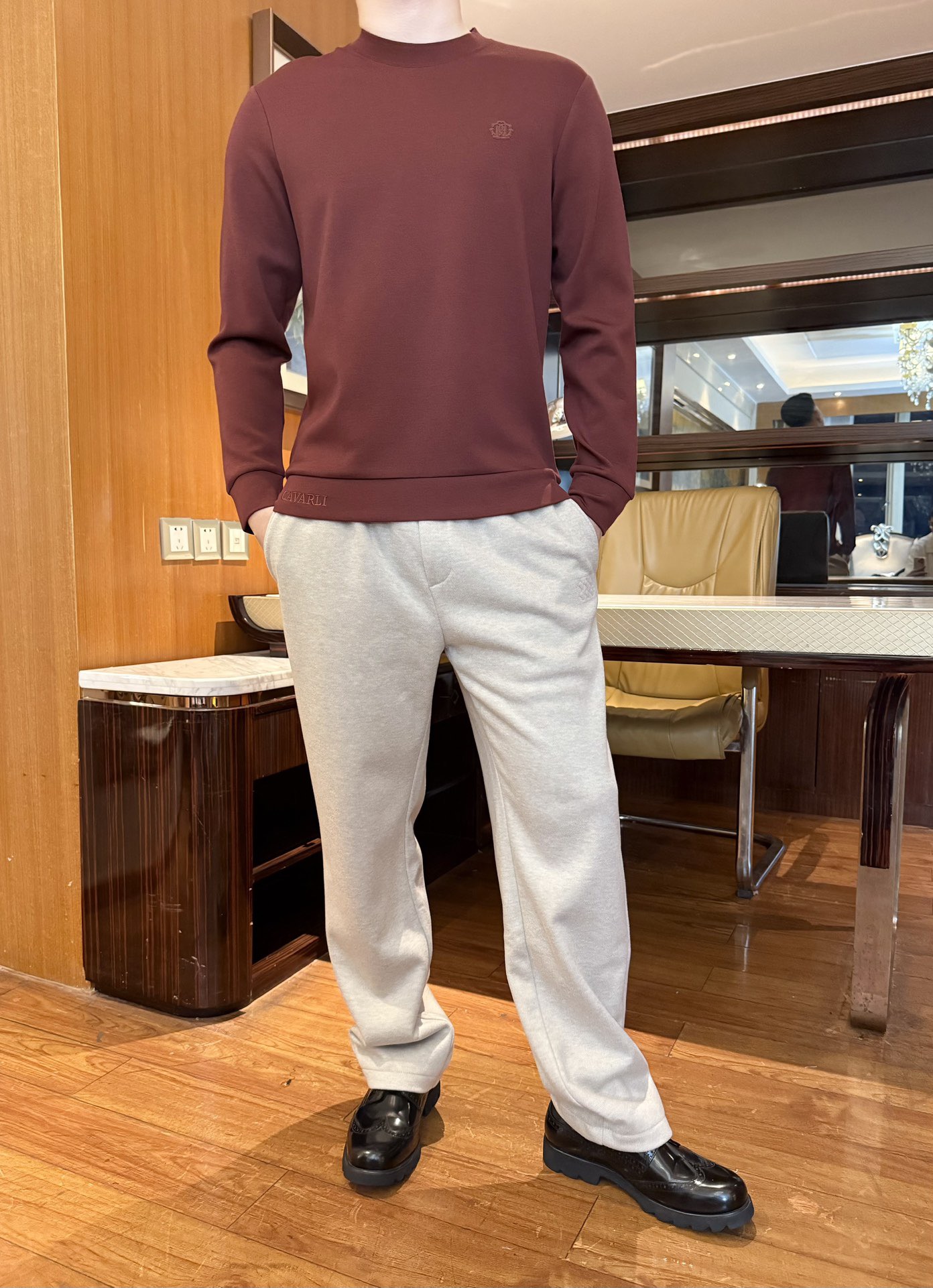 NO:703943,Cavalli-2025 new sweatshirt!  It is made of high-count combed modal cotton cashmere fabric, which is soft and skin-friendly and elastic. It is not easy to pill and deform. It is comfortable to wear alone and not sweaty when worn inside. It has both breathability and stiffness. The half-high collar version fits the neck to keep warm and not tight. The low-key embossed embroidered logo on the chest enhances the sense of sophistication. The hem and cuffs are ribbed in the same color for a tight fit.  It fits the shape and is windproof and slimming. The retro burgundy color is high-end and does not pick on the skin tone. The slim tailoring is suitable for various body shapes. The simple and basic style is easy to match, making it easier to create a layered look. Size 48-56 (model 180/140 wears 50, comes with Hong Kong Lane Crawford gift box packaging),, hoodie, sweatshirts,19860909卡瓦利-2025新款卫衣！采用高支精梳莫代尔棉山羊绒面料,触感柔软亲肤且富有弹性,不易起球变形,单穿舒适、内搭不闷汗,兼顾透气性与挺括度.半高领版型贴合颈部保暖不紧绷,胸口低调的浮雕刺绣logo提升精致感,下摆与袖口的同色系罗纹收口,贴合身形且防风显瘦.复古酒红色调高级不挑肤色,修身剪裁适配各种身形,简约基础款易搭配,打造层次感穿搭更轻松.码数48-56（模特180/140穿50,配香港连卡佛礼盒包装）,,hoodie,sweatshirts,,Men's clothing