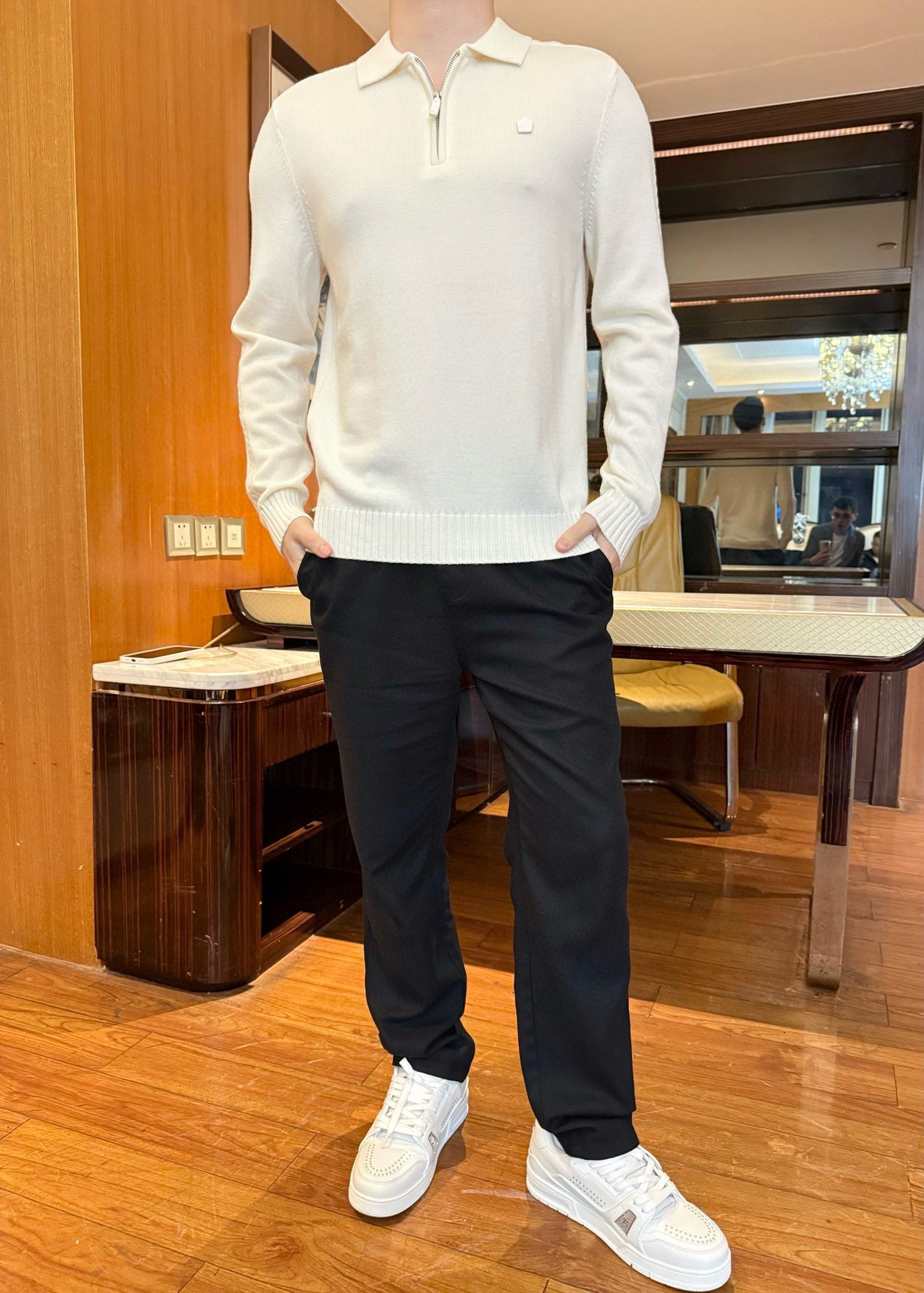 NO:731678,Ermenegildo Zegna-2025 new sweater!  Made of 100% ultra-fine merino wool fabric, it feels soft and skin-friendly, with a gentle matte texture, and is comfortable to wear without scratching the skin. The Polo collar + half-zip neckline combines casualness and sophistication, and the neckline can be flexibly adjusted. The small label on the chest is low-key and stylish, simple and not monotonous. Slim-fitting and slightly elastic tailoring to fit the body shape.  But not tight, it can modify the lines of the shoulders and neck, showing neatness without being cramped; the thickness is moderate, and can be worn alone or as an inner layer, suitable for many seasons and scenes. Size: 48-56 (model 180/140 wears 50, comes with Hong Kong Lane Crawford gift box packaging),,zegna,sweaters,19860909杰尼亚-2025新款毛衣！采用百分百极细美丽诺羊毛面料,触感软糯亲肤,自带温柔的哑光肌理,贴身穿舒适不扎肤；Polo领+半拉链领口,兼顾休闲随性与精致感,领口可灵活调节；胸口小标低调提格调,简约不单调；修身微弹剪裁,贴合身形但不紧绷,能修饰肩颈线条,显利落又不局促；厚度适中,既能单穿又能作为内搭叠穿,适配多季节、多场景.码数:48-56(模特180/140穿50,配香港连卡佛礼盒包装),,zegna,sweaters,,Men's clothing