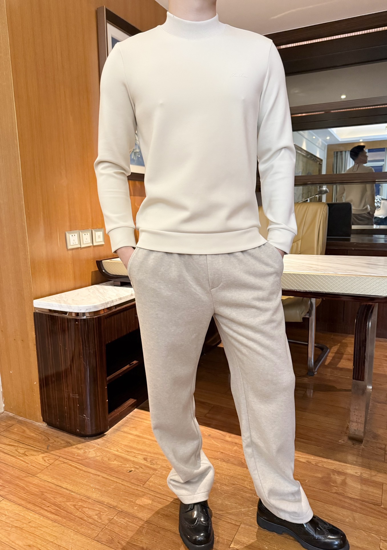 NO:731741,LP-2025 new sweatshirt!  The slim cut fits the body shape. The half-high collar design modifies the neck line. It is not tight and can prevent wind and keep warm. The three-dimensional tailoring of the shoulders and body highlights the men's neat shoulder lines and shows a straight figure. It is made of soft, skin-friendly modal cotton and cashmere fabric, which has a delicate and smooth touch, is breathable and warm, and has exquisite embroidery.  Small logo embellishment, low-key and light luxury texture. The ribbed cuffs and hem fit the body shape without being loose, and there is no restriction in movement. It is comfortable to wear alone or under, and it is a practical item for autumn and winter. Size: 48-56 (model 180/140 wears 50, comes with Hong Kong Lane Crawford gift box packaging),, loro  piana,hoodie,sweatshirts,19860909LP-2025新款卫衣！修身剪裁贴合身形,半高领设计修饰颈部线条,不紧绷且能防风保暖,肩部与衣身的立体剪裁凸显男士利落肩线,尽显挺拔身姿.采用软糯亲肤的莫代尔棉搭配山羊绒面料,触感细腻顺滑,兼具透气性与保暖性,精致的刺绣小标点缀,低调中透着轻奢质感.罗纹收口的袖口与下摆,贴合身形不松垮,活动无束缚,单穿内搭都舒适,是秋冬穿搭的实穿单品.码数:48-56(模特180/140穿50,配香港连卡佛礼盒包装),,loro piana,hoodie,sweatshirts,,Men's clothing