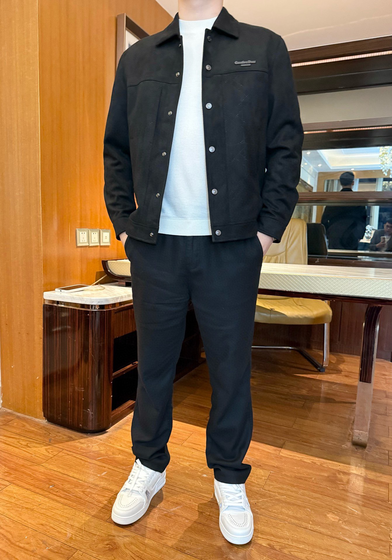 NO:703946,Dior-2025 new quilted jacket!  Suede material, soft and delicate to the touch, with a matte high-end feel, visually low-key and noble diamond quilting + metal buttons, simple logo embellishment on the chest, neat and non-sloppy style, both casual and refined. Thin quilted design, warm and not bulky, cuffs/hem fit the body shape, easy to put on and take off and windproof!  Size: 48-56 (model 180/140 wears 50, with Hong Kong Lane Crawford gift box packaging), dior, jackets & coats, chamois leather,19860909迪奥-2025新款夹棉夹克！麂皮绒材质,触感软糯细腻,自带哑光高级感,视觉上低调显贵菱格绗缝+金属纽扣,胸口简约标识点缀,版型利落不拖沓,兼具休闲与精致感.薄款夹棉设计,保暖不臃肿,袖口/下摆贴合身形,穿脱方便又防风！码数:48-56(模特180/140穿50,配香港连卡佛礼盒包装),,dior,jackets & coats,chamois leather,,Men's clothing