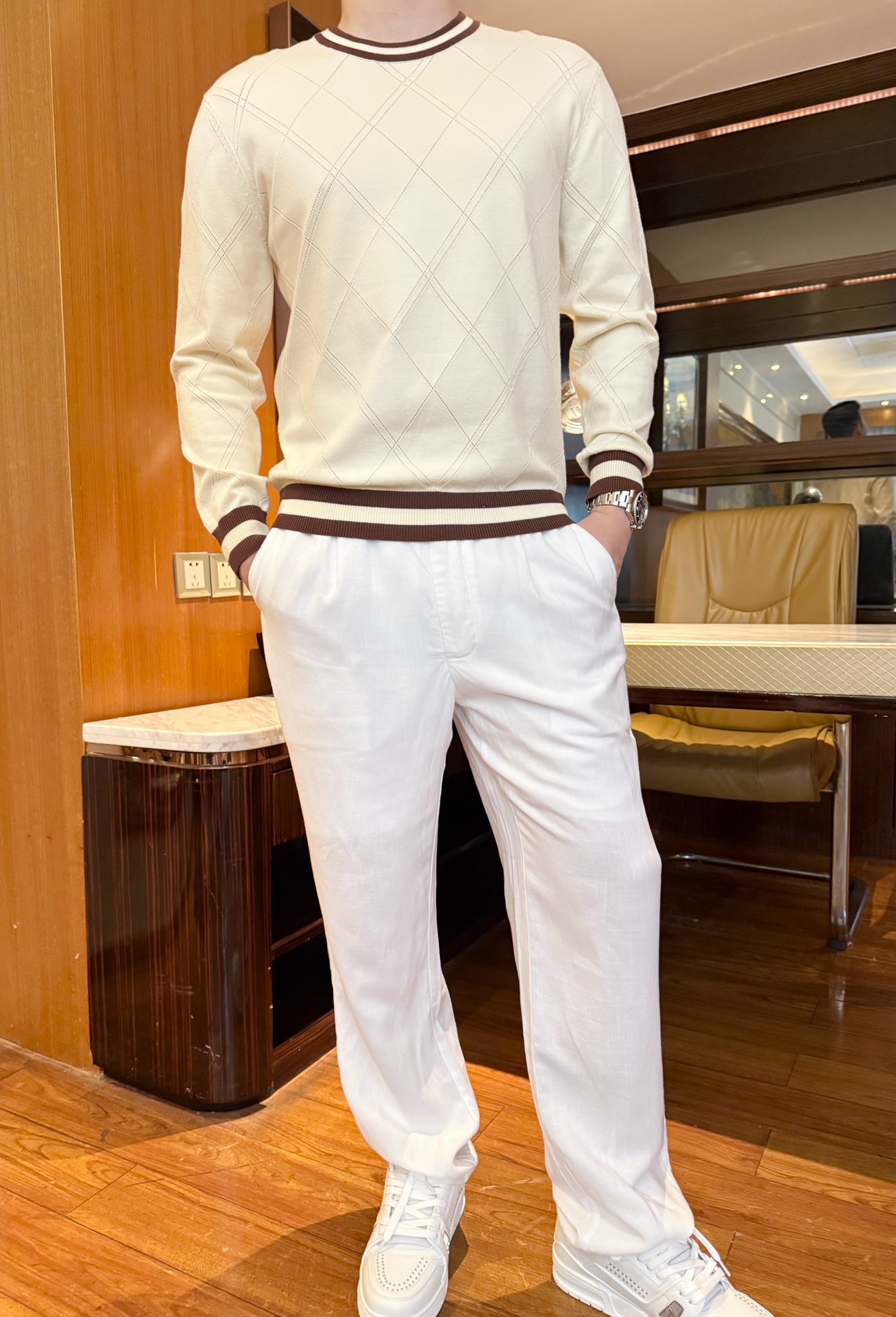 NO:703934,Ermenegildo Zegna-2025 The latest popular sweaters are shipped from the counters. The best-selling items in European and American counters!  Selected Italian imported knitted fabrics and recycled fibers are matched with the latest design. The contrasting threads on the collar, cuffs and hem are very fashionable. The upper body effect is great. Sizes 48-56 (model 180/140 wears 50, with Hong Kong Lane Crawford gift box packaging),,zegna,sweaters,19860909杰尼亚-2025专柜最新爆款毛衣出货 欧美专柜热销单品！精选意大利进口针织面料再生纤维搭配最新的设计,领口,袖口和下摆撞色螺纹相当时尚 上身效果超赞.尺码48-56（模特180/140穿50,配香港连卡佛礼盒包装）,,zegna,sweaters,,Men's clothing