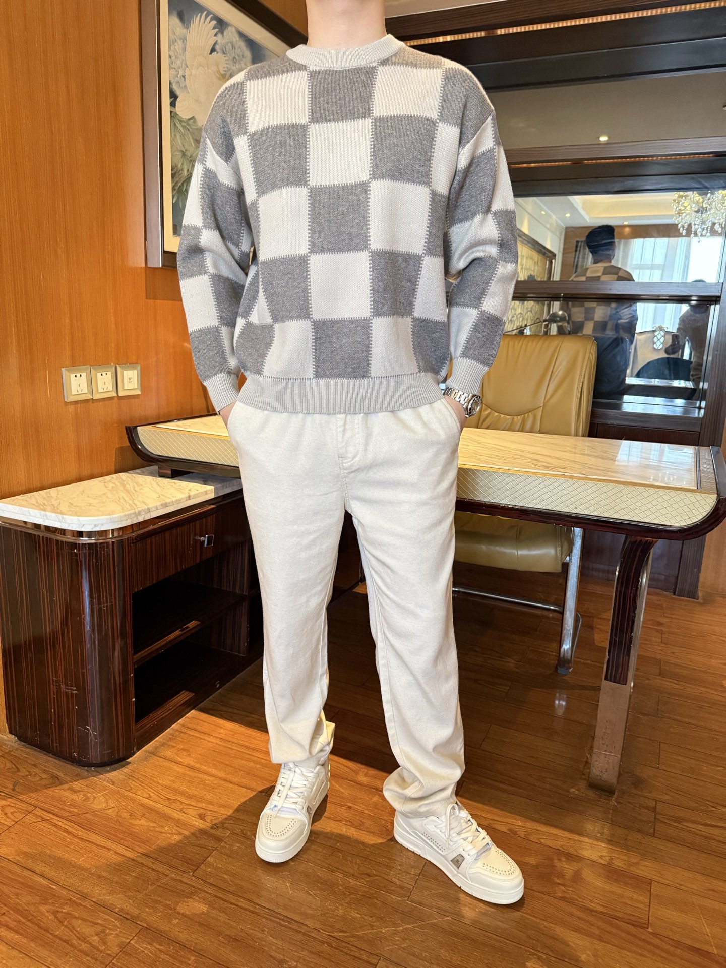 NO:725589,The latest popular sweaters from LV-counters are on sale. Hot-selling items in European and American counters!  Selected knitted fabrics imported from Italy, recycled fibers and the latest designs, sizes 48-56 (model 180/140 wears 50, with Hong Kong Lane Crawford gift box packaging),, louis vuitton, sweaters,19860909LV-专柜最新爆款毛衣出货 欧美专柜热销单品！精选意大利进口针织面料再生纤维搭配最新的设计,尺码48-56（模特180/140穿50,配香港连卡佛礼盒包装）,,louis vuitton,sweaters,,Men's clothing