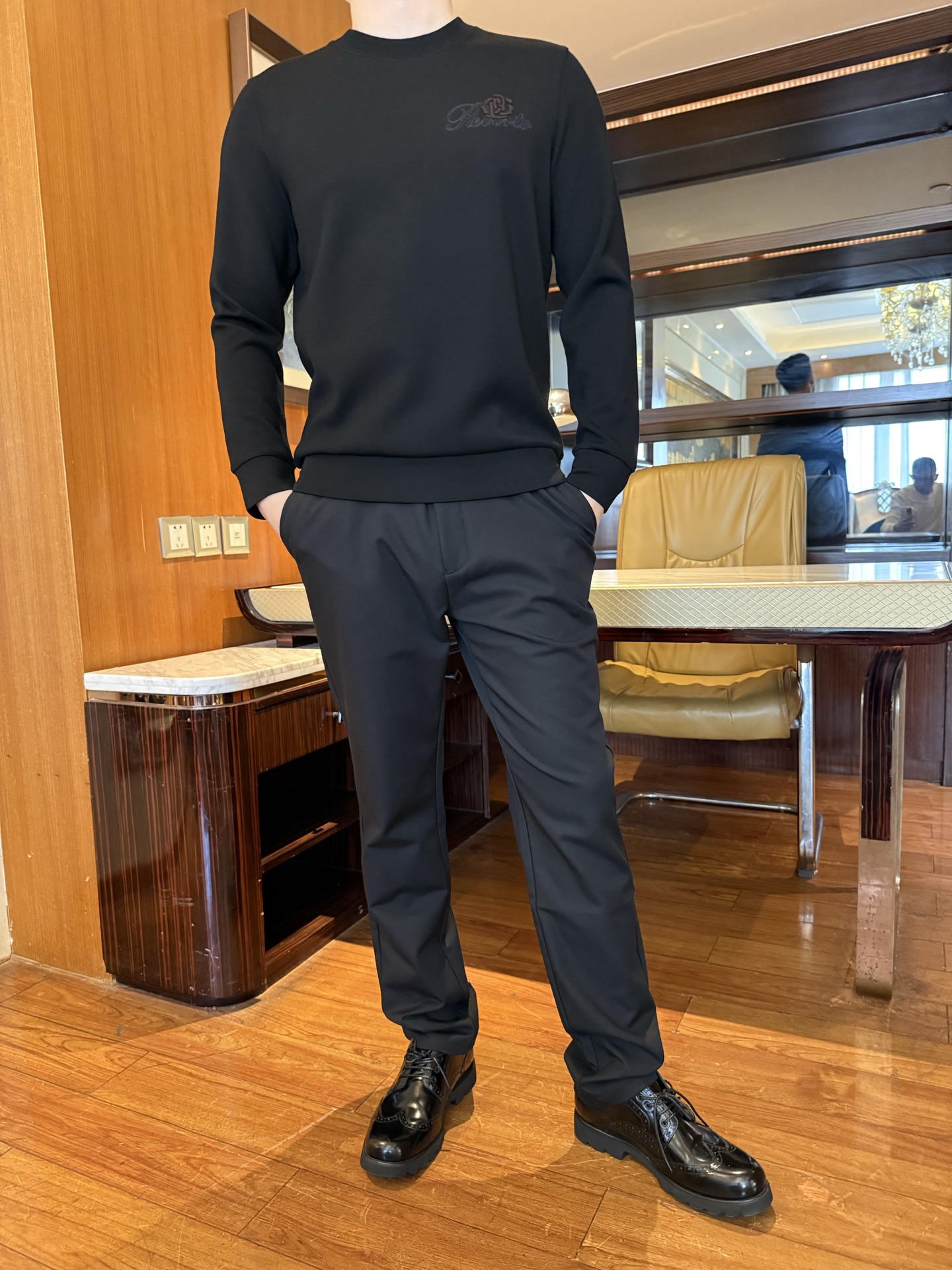 NO:731711,Cavalli-2025 new sweatshirt!  Made of high-density modal and cashmere fabric, it feels soft and skin-friendly, stiff and wrinkle-free, has both breathability and warmth, and is comfortable to wear alone. The three-dimensional embroidered logo combination on the chest is low-key and reveals exquisite details, which enhances the overall sense of luxury. The round neck is a classic version, which fits the neck without being tight.  The cut is neat and flatters the body shape. The dark brown color is versatile and not picky, calm and elegant, and can be easily integrated into various styles. It is stain-resistant and looks textured. Size 48-56 (model 180/140 wears 50, comes with Hong Kong Lane Crawford gift box packaging), hoodie, sweatshirts,19860909卡瓦利-2025新款卫衣！采用高密莫代尔搭配山羊绒面料,触感柔软亲肤且挺括不易皱,兼具透气性与保暖性,单穿内搭都舒适.胸口立体刺绣logo组合,低调中透着精致细节,提升整体穿搭的高级感；圆领经典版型,贴合颈部不紧绷,剪裁利落修饰身形.深咖色百搭不挑人,沉稳大气,能轻松融入各种穿搭风格,耐脏且显质感.码数48-56（模特180/140穿50,配香港连卡佛礼盒包装）,,hoodie,sweatshirts,,Men's clothing