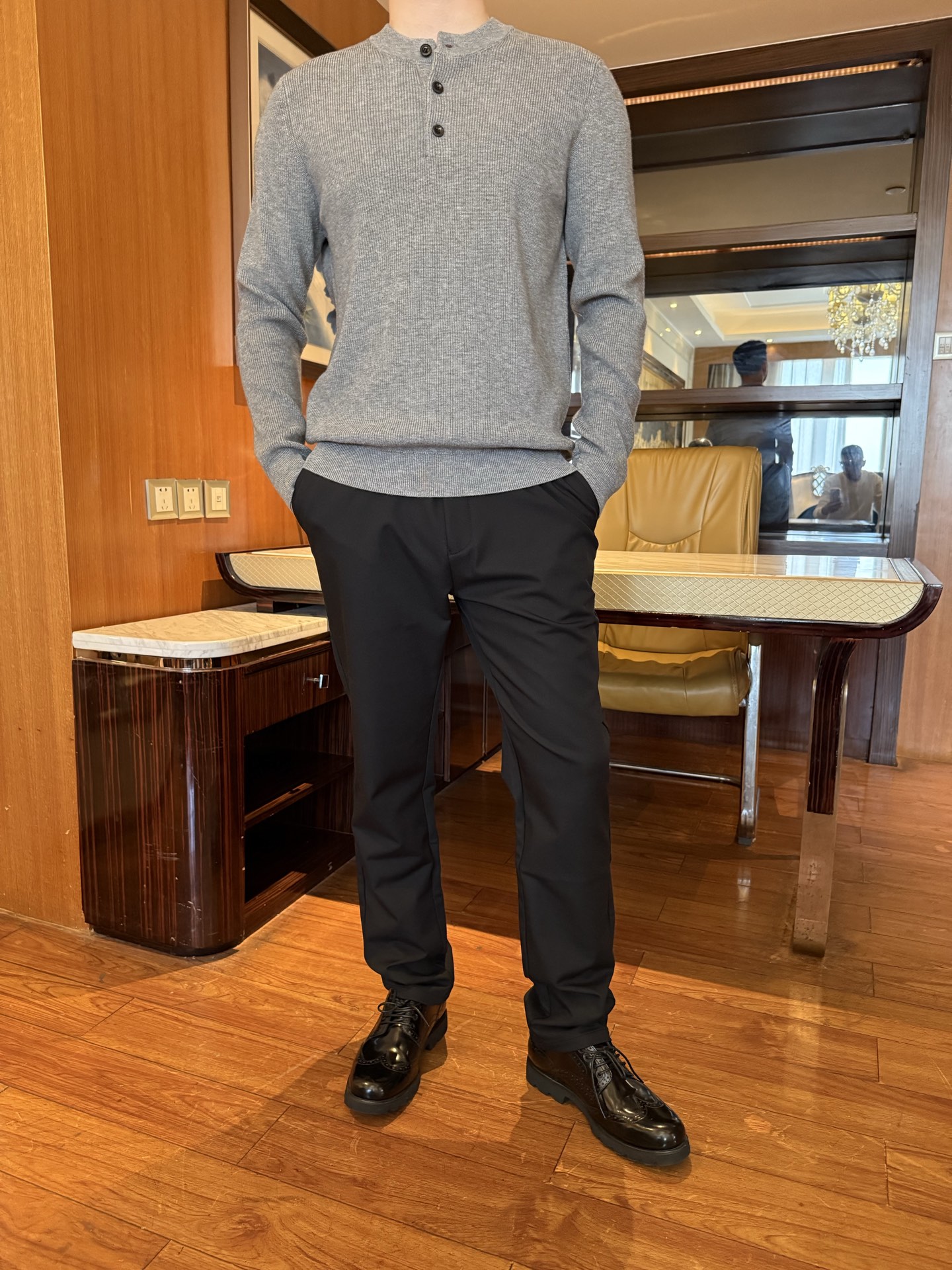 NO:731764,Lp-2025 counter's latest popular sweater, shipped in black, sold simultaneously in European and American counters!  Selected wool fabrics imported from Italy are paired with the latest Henley collar design, which is simple but tasteful. It is definitely suitable for you who have connotation. Size 48-56 (model 180/140 wears 50, with Hong Kong Lane Crawford gift box packaging),, loro piana, sweaters,19860909Lp-2025专柜最新爆款毛衣,黑色出货 欧美专柜同步发售！精选意大利进口羊毛面料搭配最新的亨利领设计,简约但不失品味 绝对适合有内涵的您.码数48-56（模特180/140穿50,配香港连卡佛礼盒包装）,,loro piana,sweaters,,Men's clothing