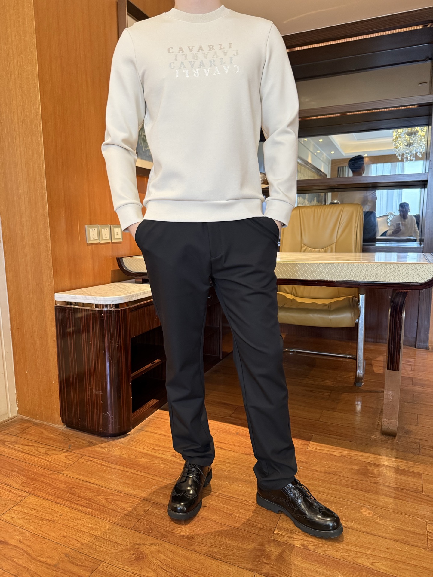 NO:728668,Cavalli-2025 new sweatshirt!  It is made of high-density modal and cashmere fabric, which is soft and skin-friendly, stiff and wrinkle-free, has both breathability and warmth, and is comfortable to wear alone. The three-dimensional embroidered logo combination on the chest is low-key and reveals exquisite details, which enhances the overall sense of luxury. The round neck is a classic version and fits the neck well.  The waist is not tight, and the cut is neat and flatters the body shape. It is calm and elegant, and can be easily integrated into various styles. It is stain-resistant and has a texture. Size 48-56 (model 180/140 wears 50, comes with Hong Kong Lane Crawford gift box packaging),, hoodie, sweatshirts,19860909卡瓦利-2025新款卫衣！采用高密莫代尔搭配山羊绒面料,触感柔软亲肤且挺括不易皱,兼具透气性与保暖性,单穿内搭都舒适.胸口立体刺绣logo组合,低调中透着精致细节,提升整体穿搭的高级感；圆领经典版型,贴合颈部不紧绷,剪裁利落修饰身形.沉稳大气,能轻松融入各种穿搭风格,耐脏且显质感.码数48-56（模特180/140穿50,配香港连卡佛礼盒包装）,,hoodie,sweatshirts,,Men's clothing