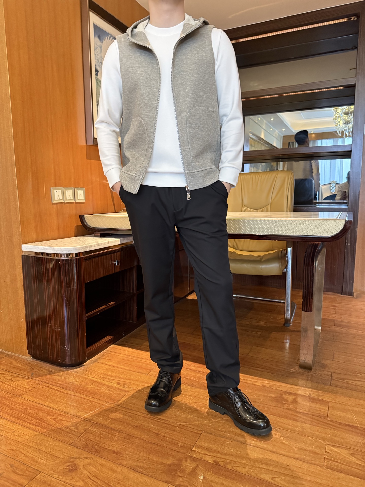 NO:731767,LP - Men's gray hooded zippered vest. Soft and skin-friendly fabrics are selected from knitted blended materials. It feels soft and does not scratch the skin. It has a drapey feel and will not deform after long-term wear. The hooded zipper design adds a casual and casual temperament. The metal zipper is smooth and easy to pull, making it easy to put on and take off and improve the texture. The three-dimensional pocket layout has a large-size patch pocket design on the side, which is both practical and decorative. It is very convenient to carry small items.  The sleeveless loose version is moderately loose and does not restrict the body shape. The sleeveless design is suitable for layering and is very versatile for spring and autumn. The simple and advanced color heather gray is low-key and shows texture. It does not matter skin color and outfit. It is suitable for commuting and leisure scenes. Sizes 48-56 (model is 180cm tall and weighs 140cm, wearing size 50),, loro piana, hats,19860909LP-男士灰色连帽拉链马甲 柔糯亲肤面料精选针织混纺材质,触感柔软不扎肤,自带垂坠感,久穿不变形 连帽拉链设计连帽增添休闲随性气质,金属拉链顺滑易拉,穿脱便捷且提升质感 立体口袋布局侧边大尺寸贴袋设计,兼具实用性与装饰性,随手放小物超方便 无袖宽松版型适度宽松剪裁不束缚身形,无袖设计适配叠穿,春秋外搭超百搭 简约高级色调麻灰色调低调显质感,不挑肤色与穿搭,通勤、休闲场景皆适配 48-56码（模特身高180体重140穿50码）,,loro piana,hats,,Men's clothing