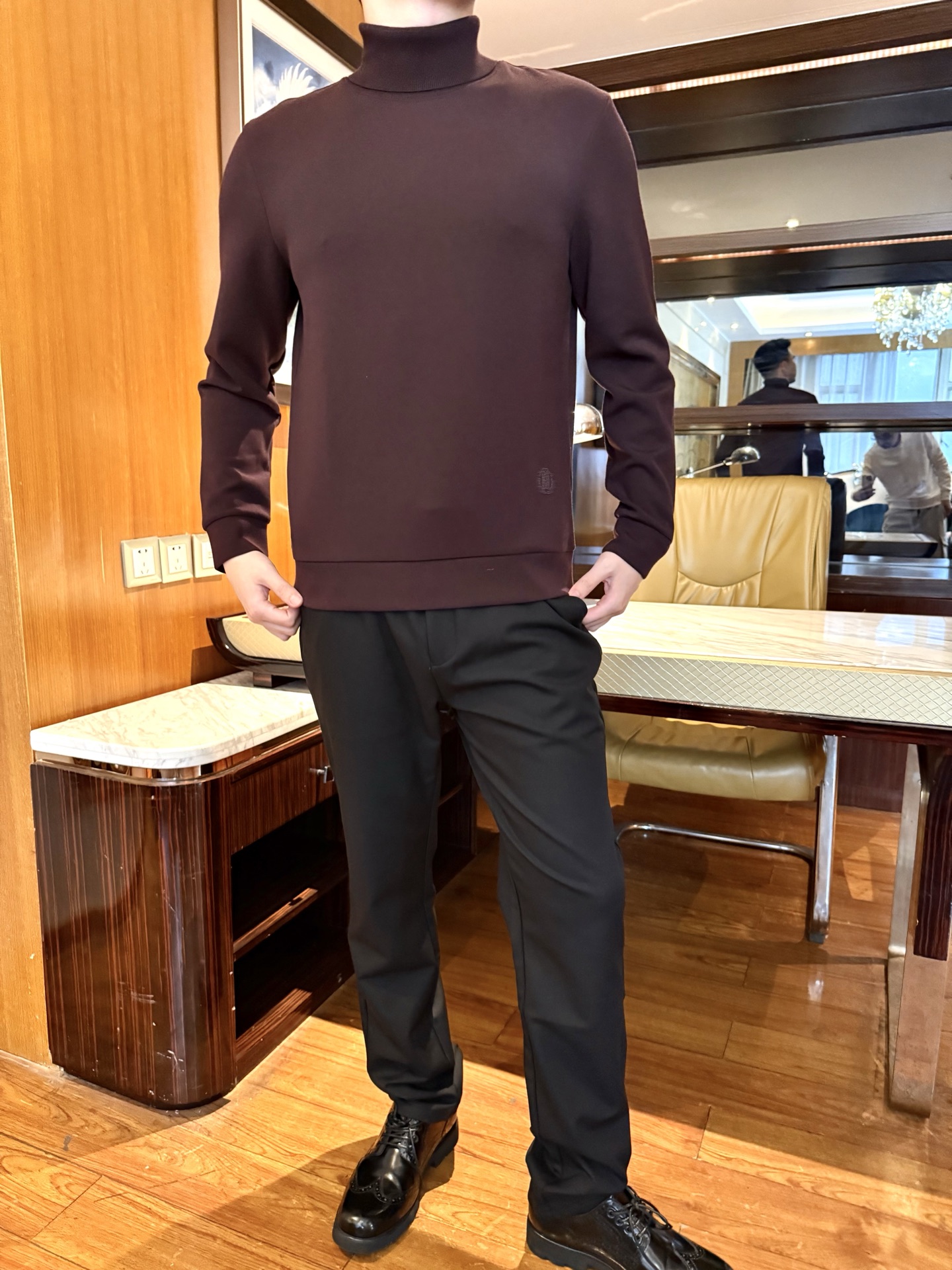 NO:731755,Cavalli-2025 new model!  The low-key embossing process is not exaggerated, and has French light luxury texture, full of sophistication; the matte soft modal fabric is soft and skin-friendly, with moderate thickness, easy to put on and take off, breathable and not stuffy; the high-neck version is neat and elegant, low-key and not clashing; fitted cut  The cut is not baggy, it can hide the flesh and show clean lines; the solid color tone is suitable for all kinds of bottoms, looks good when worn alone or layered, and is easy to take care of daily. Size: 48-56 (model 180/140 wears 50, comes with Hong Kong Lane Crawford gift box packaging),,19860909卡瓦利-2025新款！低调压纹工艺不浮夸,自带法式轻奢质感,精致度拉满；哑光柔肤的莫代尔面料触感软糯亲肤,厚度适中,穿脱无束缚且透气不闷；高领版型,利落显气质,低调不撞款；合身剪裁不松垮,既能藏肉又显利落线条；纯色基调适配各种下装,单穿或叠穿都好看,日常打理方便.码数:48-56(模特180/140穿50,配香港连卡佛礼盒包装),,,Men's clothing