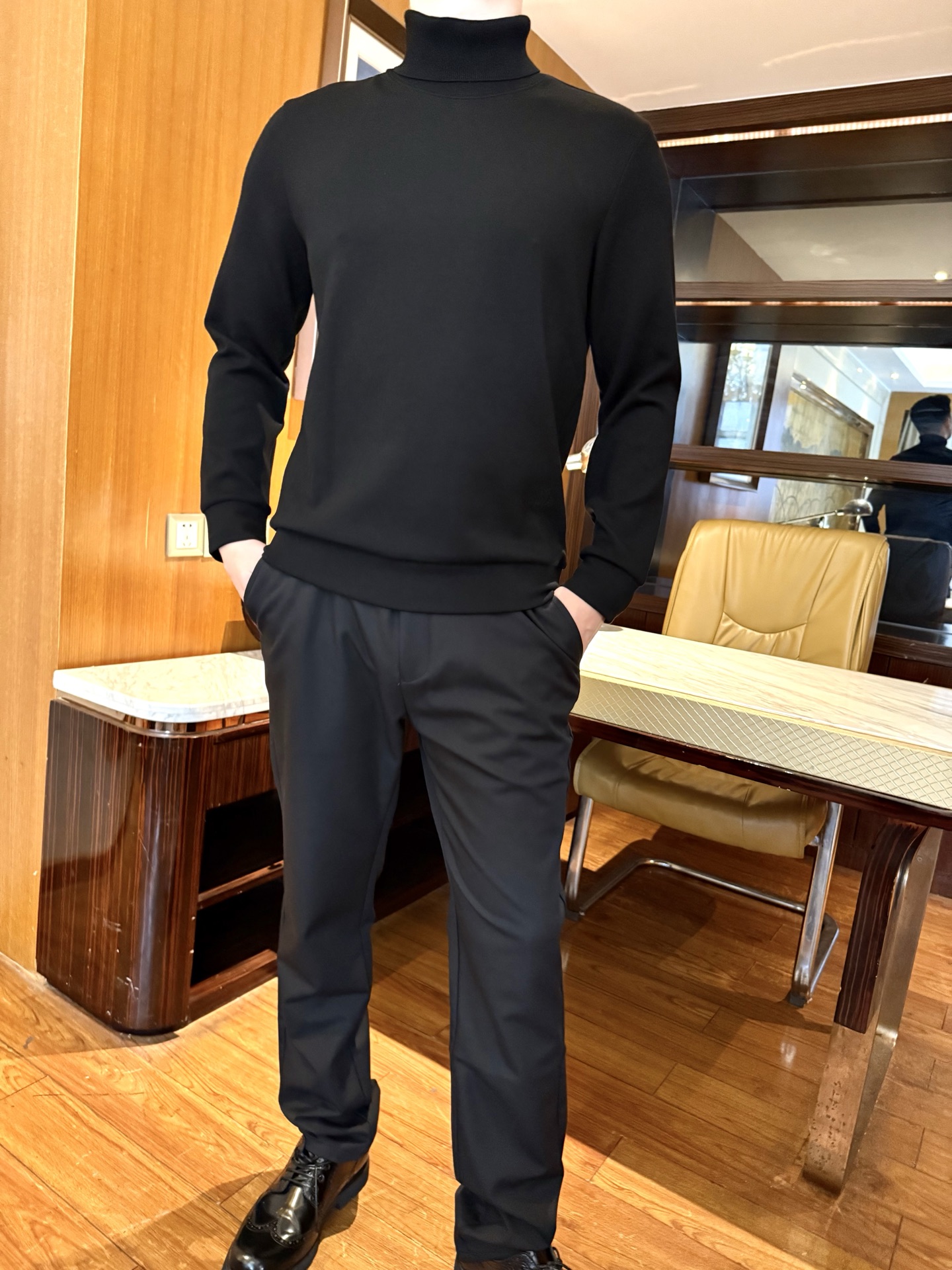 NO:728660,Cavalli-2025 new model!  The low-key embossing process is not exaggerated, and has French light luxury texture, full of sophistication; the matte soft modal fabric is soft and skin-friendly, with moderate thickness, easy to put on and take off, breathable and not stuffy; the high-neck version is neat and elegant, low-key and not clashing; fitted cut  The cut is not baggy, it can hide the flesh and show clean lines; the solid color tone is suitable for all kinds of bottoms, looks good when worn alone or layered, and is easy to take care of daily. Size: 48-56 (model 180/140 wears 50, comes with Hong Kong Lane Crawford gift box packaging),,19860909卡瓦利-2025新款！低调压纹工艺不浮夸,自带法式轻奢质感,精致度拉满；哑光柔肤的莫代尔面料触感软糯亲肤,厚度适中,穿脱无束缚且透气不闷；高领版型,利落显气质,低调不撞款；合身剪裁不松垮,既能藏肉又显利落线条；纯色基调适配各种下装,单穿或叠穿都好看,日常打理方便.码数:48-56(模特180/140穿50,配香港连卡佛礼盒包装),,,Men's clothing